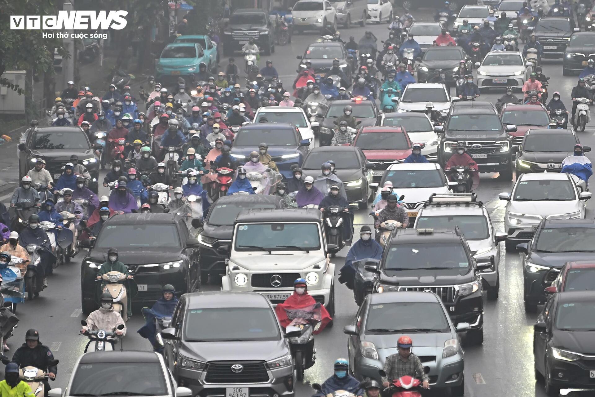 Hà Nội mờ sương, đặc bụi, người dân khổ sở đi làm - 11