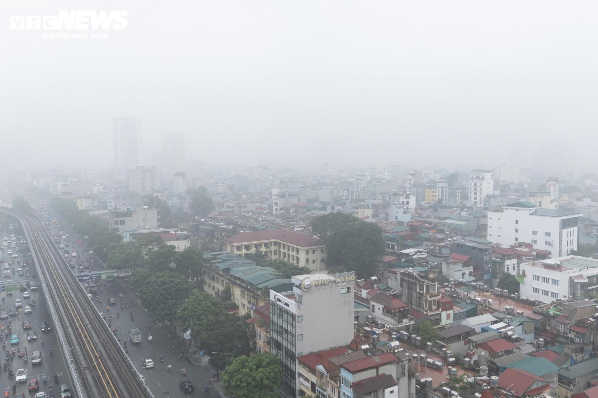 Hà Nội mờ sương, đặc bụi, người dân khổ sở đi làm - 13