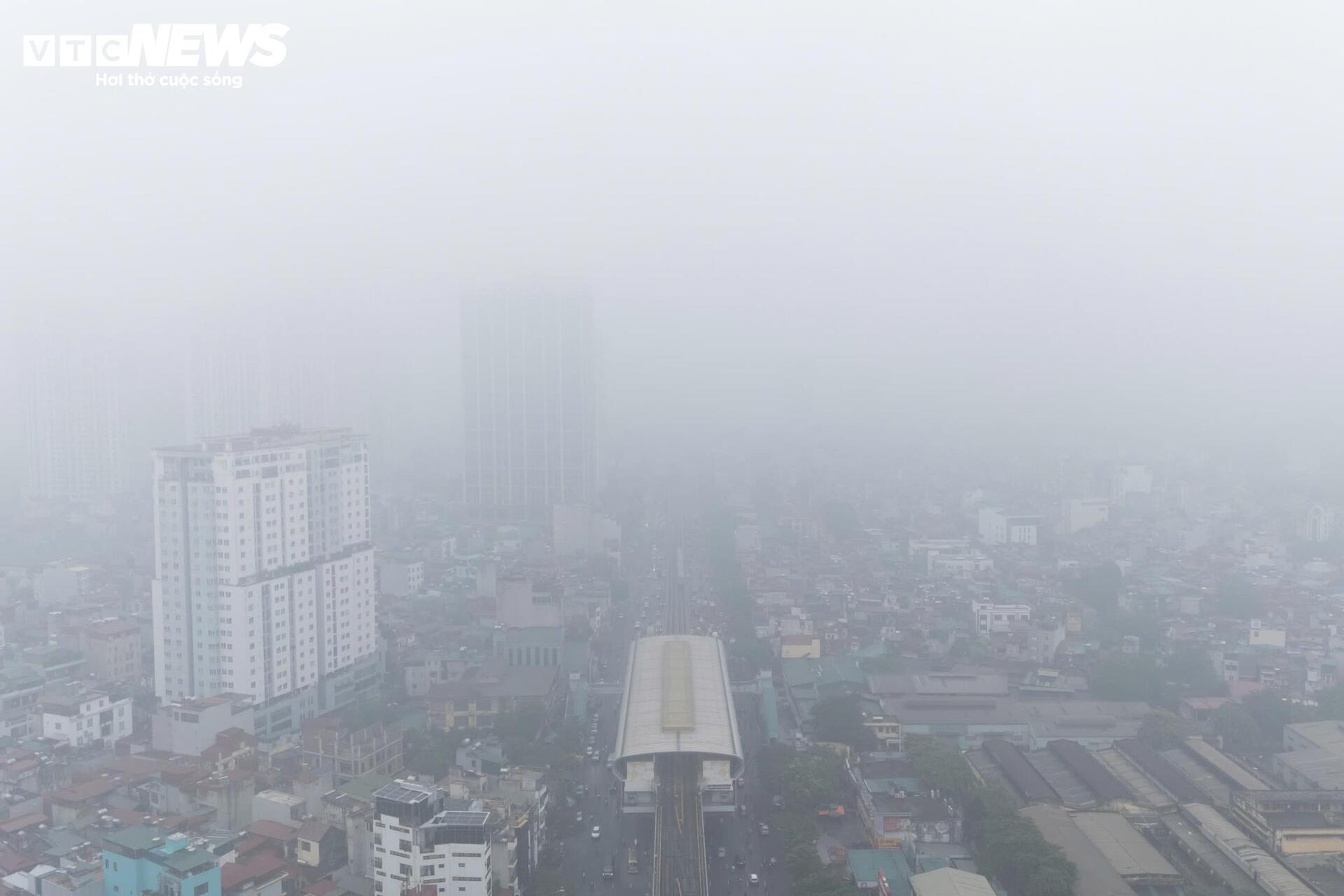 Hà Nội mờ sương, đặc bụi, người dân khổ sở đi làm - 2