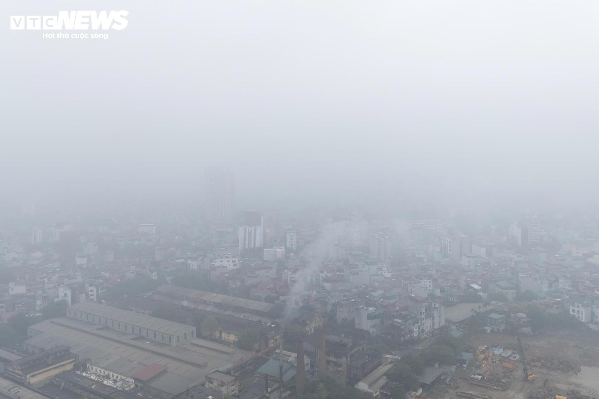 Hà Nội mờ sương, đặc bụi, người dân khổ sở đi làm - 3