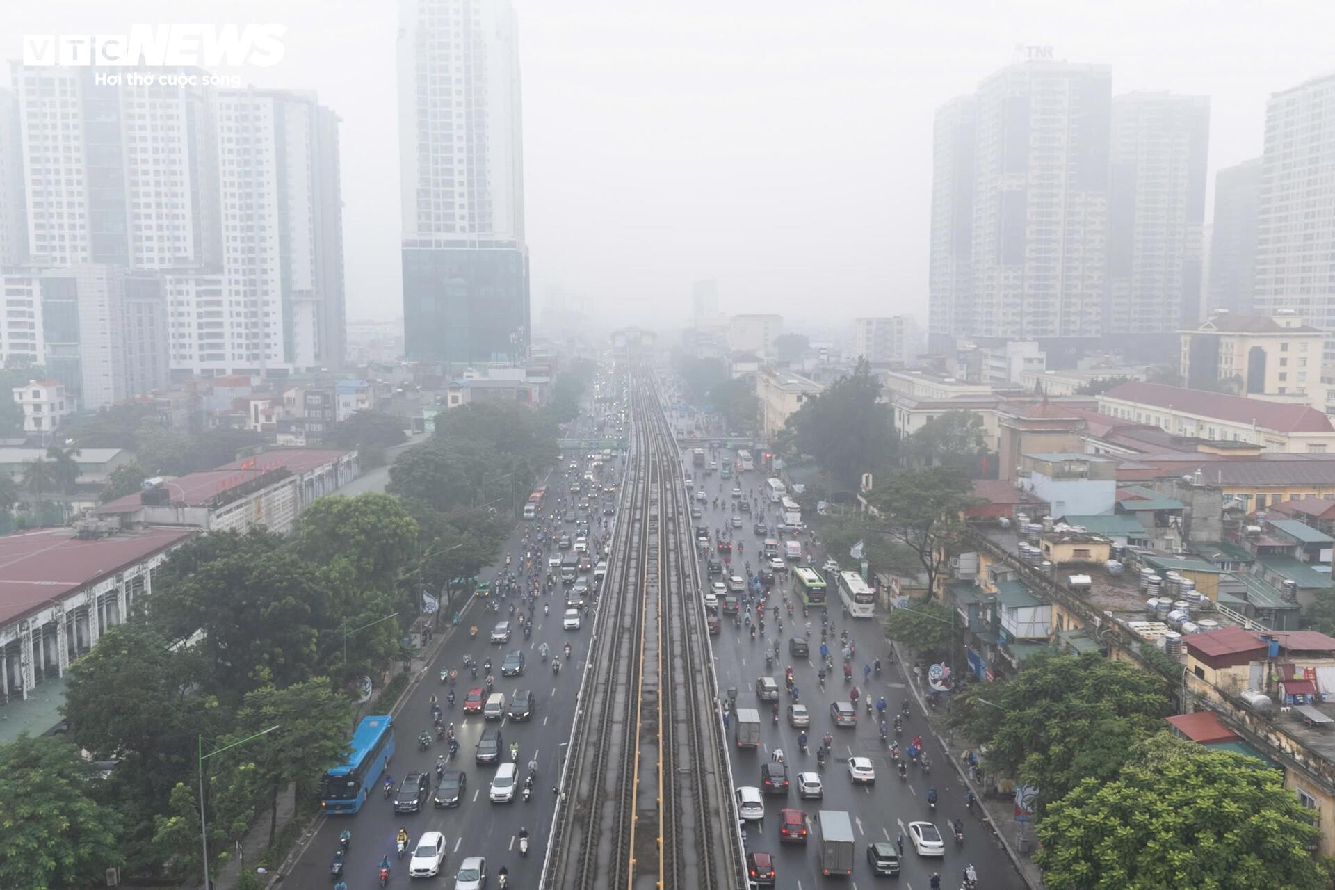 Hà Nội mờ sương, đặc bụi, người dân khổ sở đi làm - 5