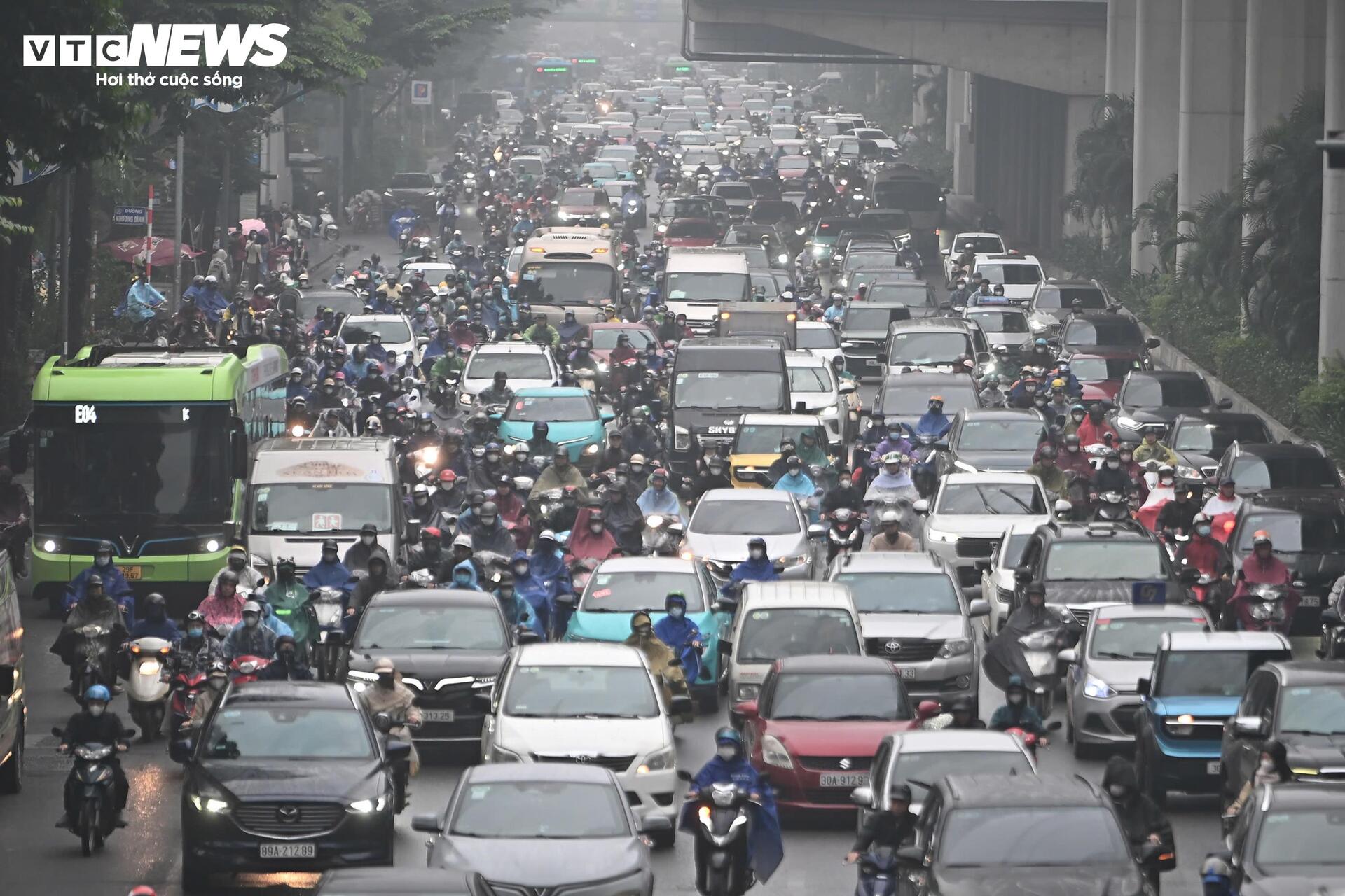 Hà Nội mờ sương, đặc bụi, người dân khổ sở đi làm - 4