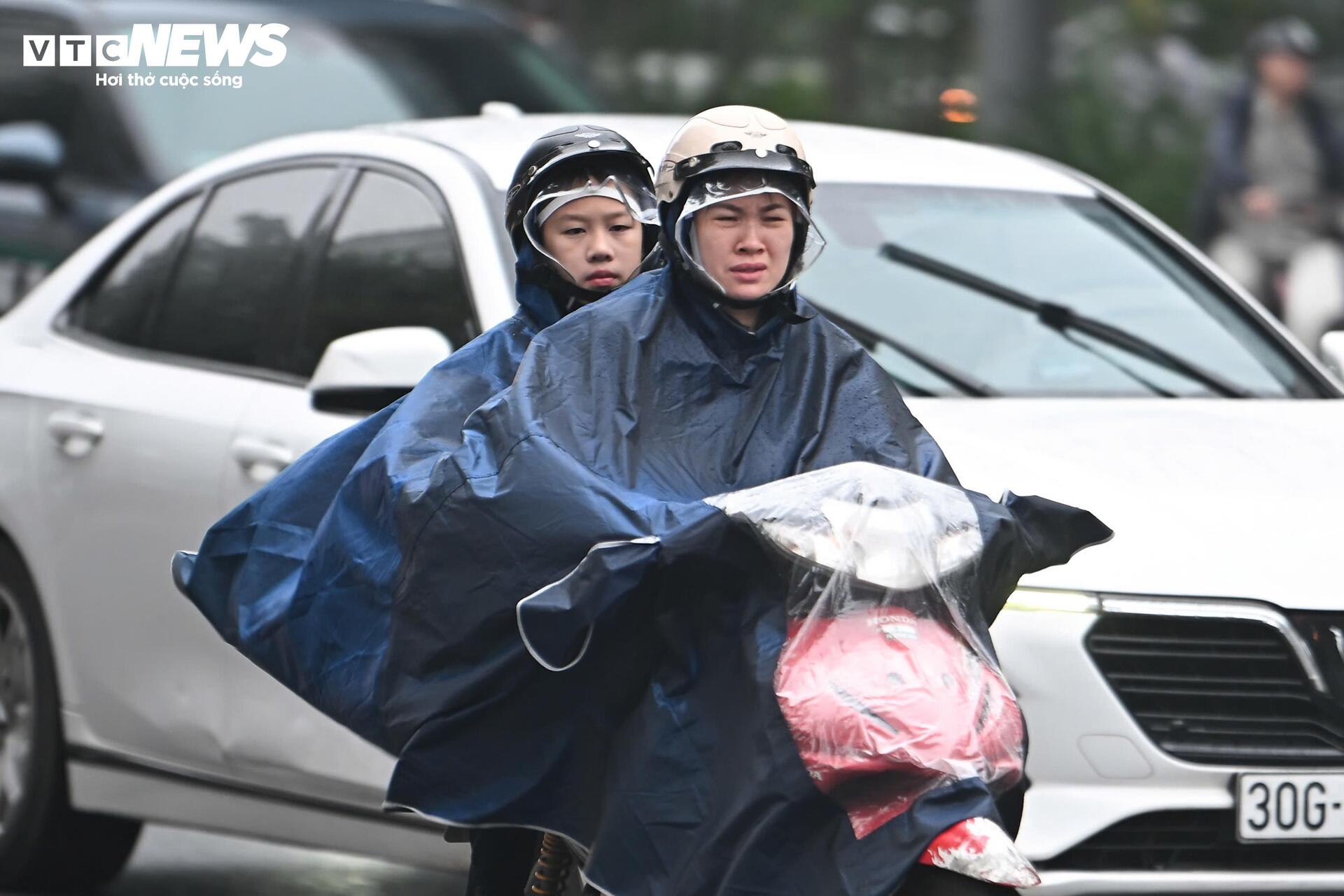 Hà Nội mờ sương, đặc bụi, người dân khổ sở đi làm - 6