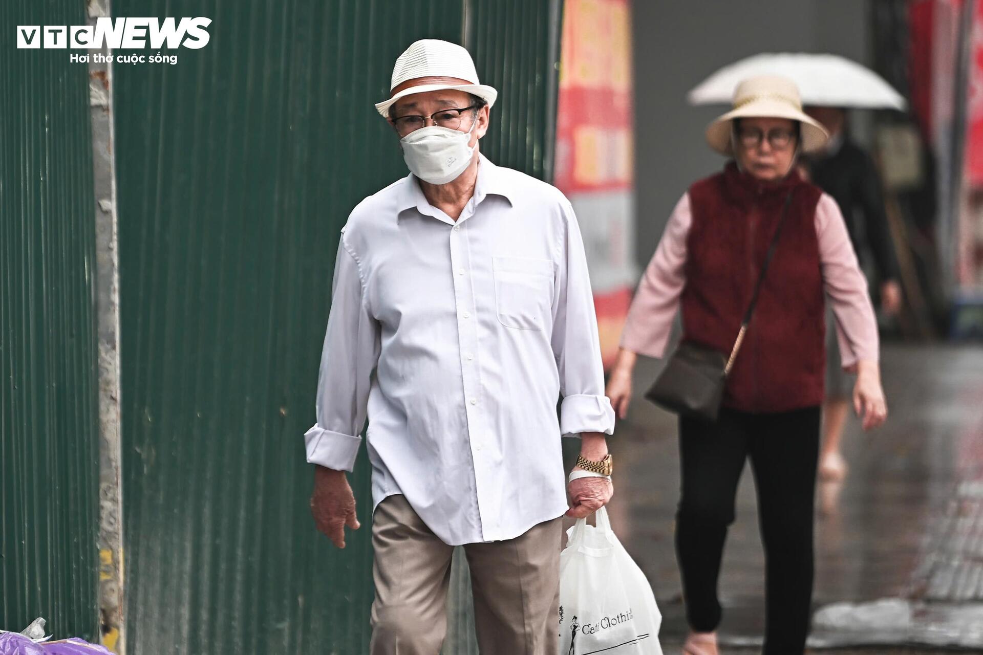 Hà Nội mờ sương, đặc bụi, người dân khổ sở đi làm - 7