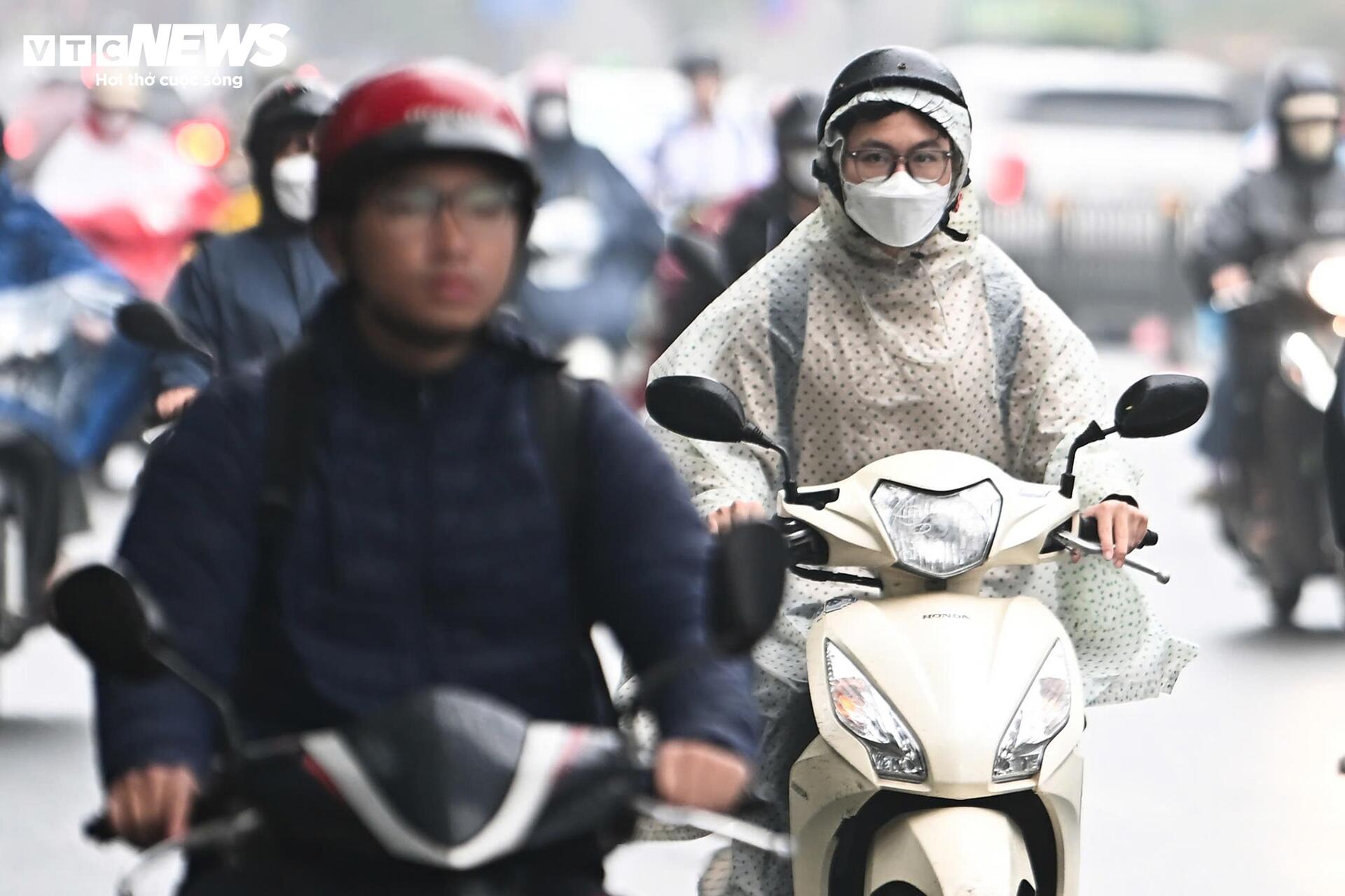 Hà Nội mờ sương, đặc bụi, người dân khổ sở đi làm - 8