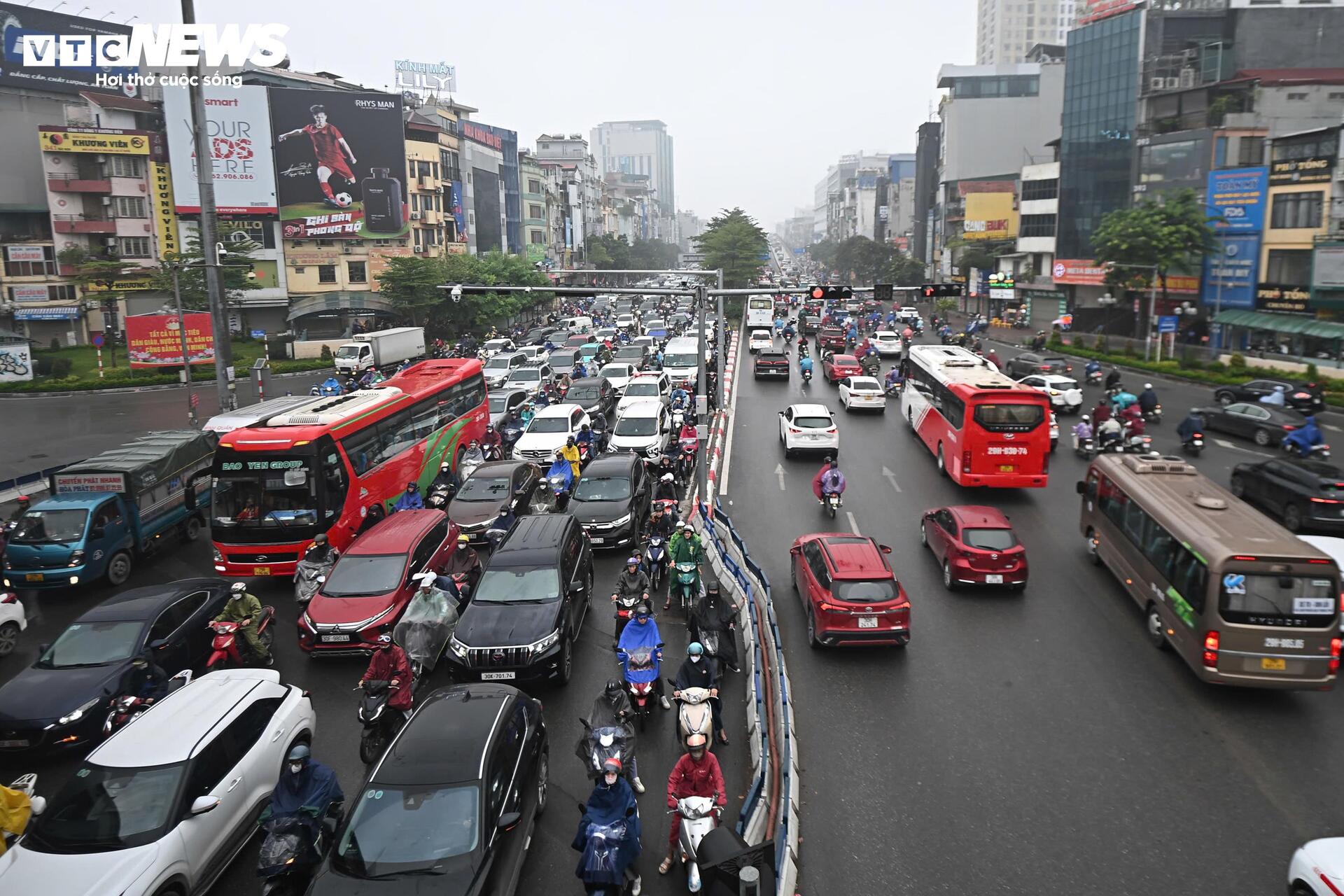 Hà Nội mờ sương, đặc bụi, người dân khổ sở đi làm - 9