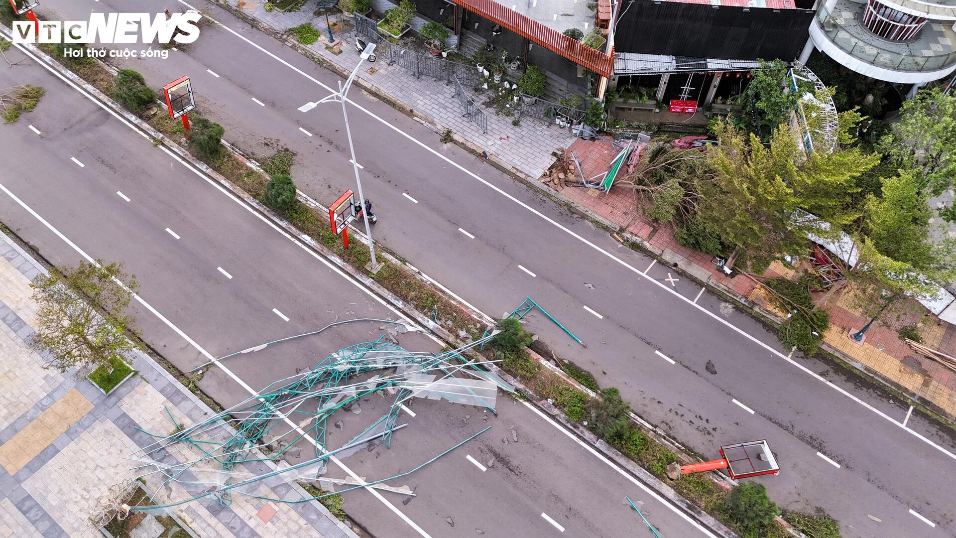 Gia Lai tan hoang sau bão Kalmaegi: Nhà tốc mái đổ sập, cây bật gốc hàng loạt - 15