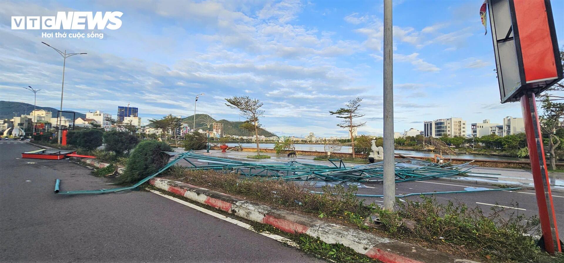 Gia Lai tan hoang sau bão Kalmaegi: Nhà tốc mái đổ sập, cây bật gốc hàng loạt - 9