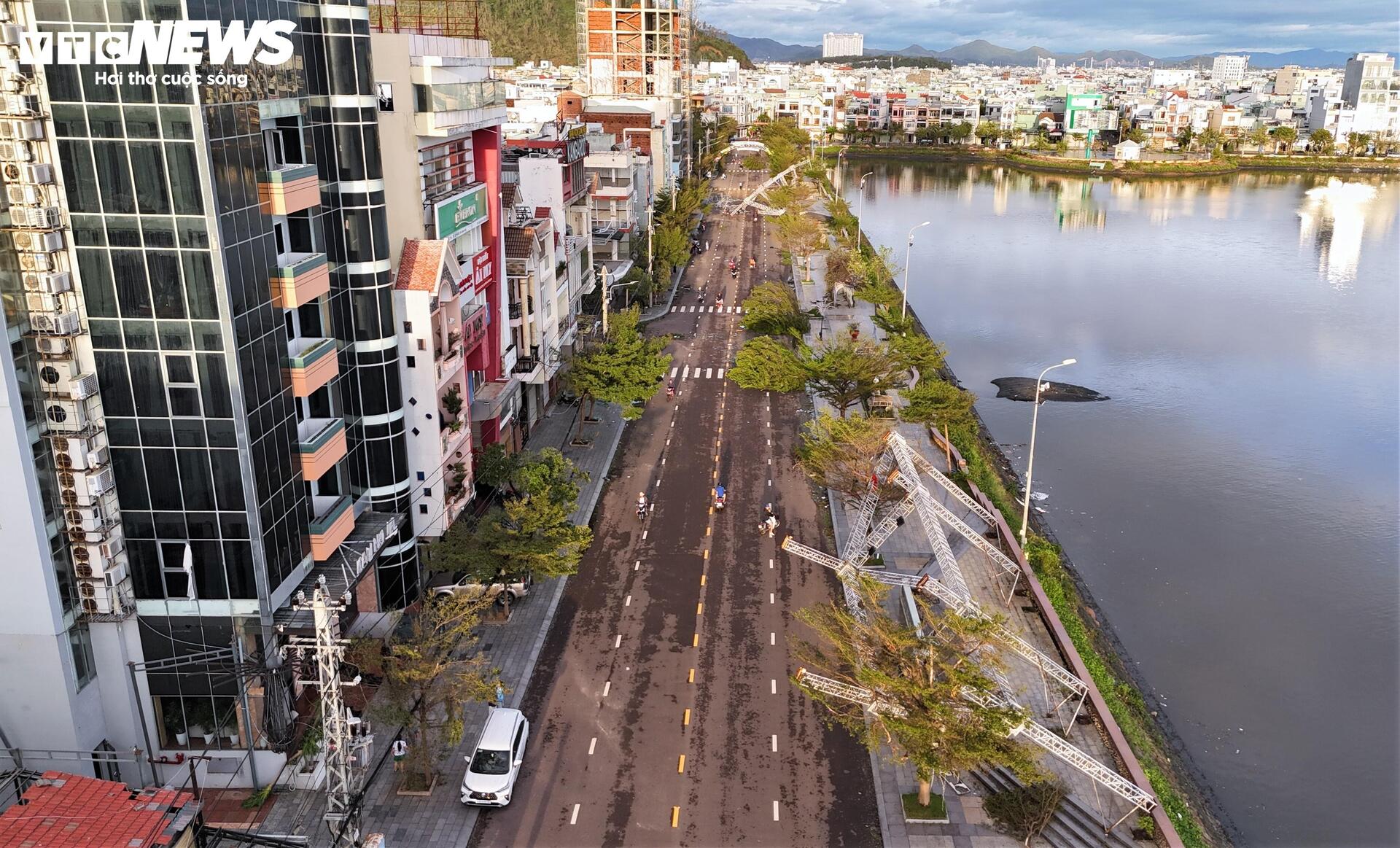 Gia Lai tan hoang sau bão Kalmaegi: Nhà tốc mái đổ sập, cây bật gốc hàng loạt - 16