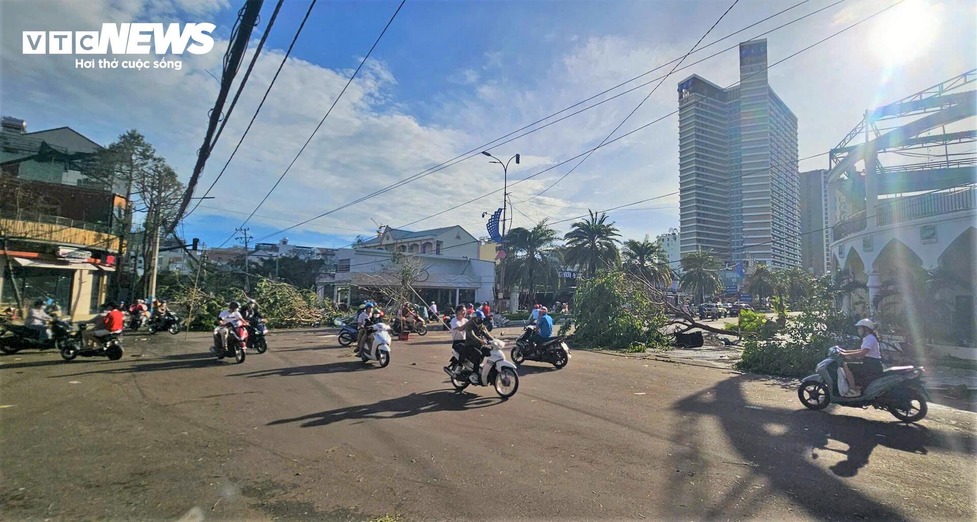 Gia Lai tan hoang sau bão Kalmaegi: Nhà tốc mái đổ sập, cây bật gốc hàng loạt - 11