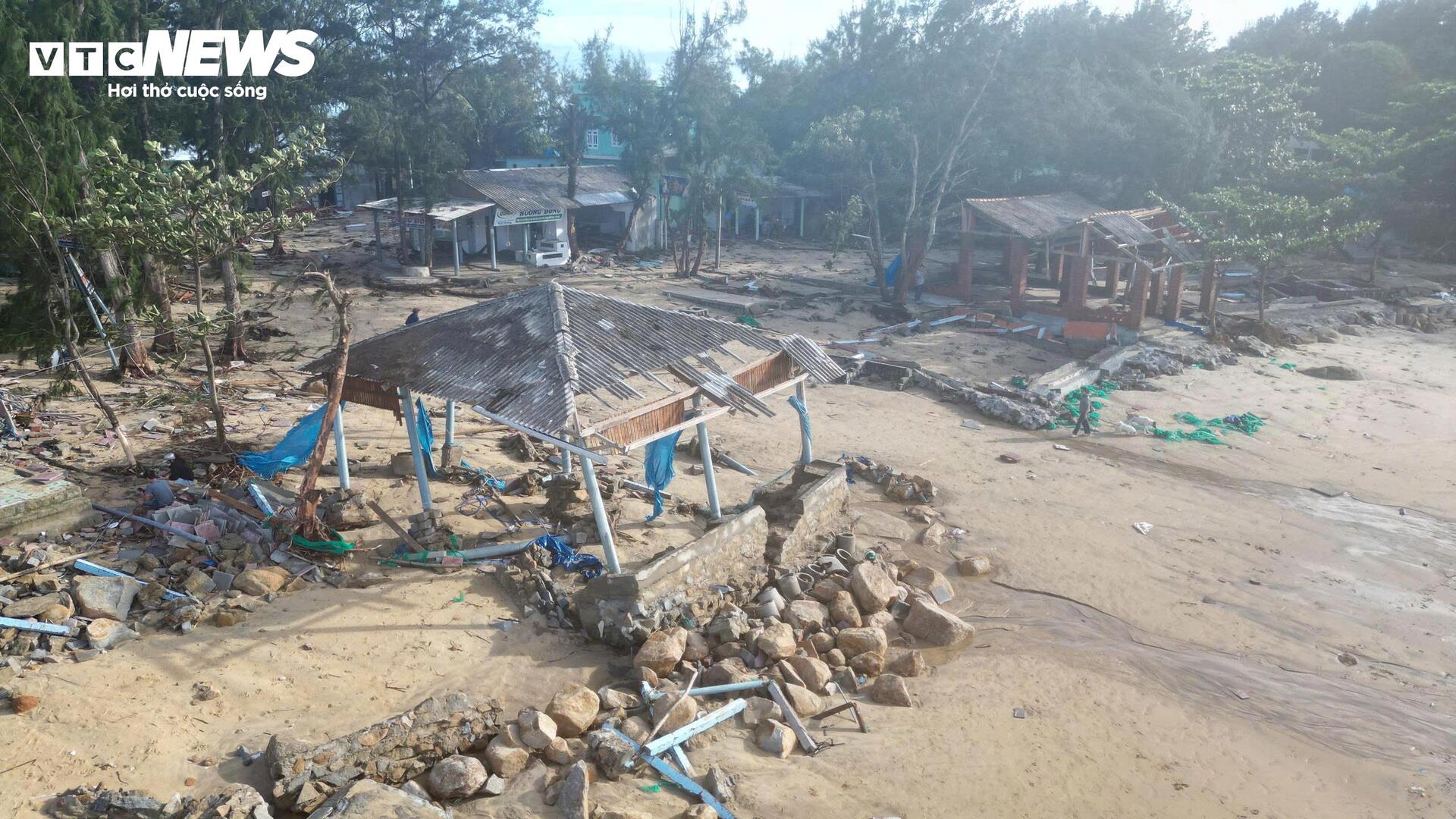 ទិដ្ឋភាពនៃការបំផ្លិចបំផ្លាញនៅភូមិឆ្នេរនៃខេត្ត Quang Ngai ក្រោយខ្យល់ព្យុះលេខ ១៣ - ១