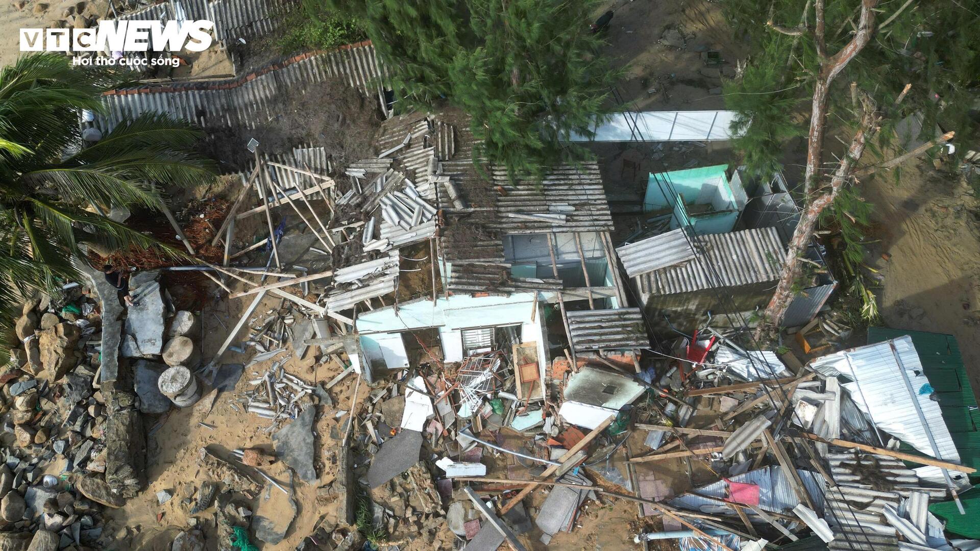 ទិដ្ឋភាពនៃការបំផ្លិចបំផ្លាញនៅភូមិឆ្នេរនៃខេត្ត Quang Ngai ក្រោយខ្យល់ព្យុះលេខ ១៣ - ២