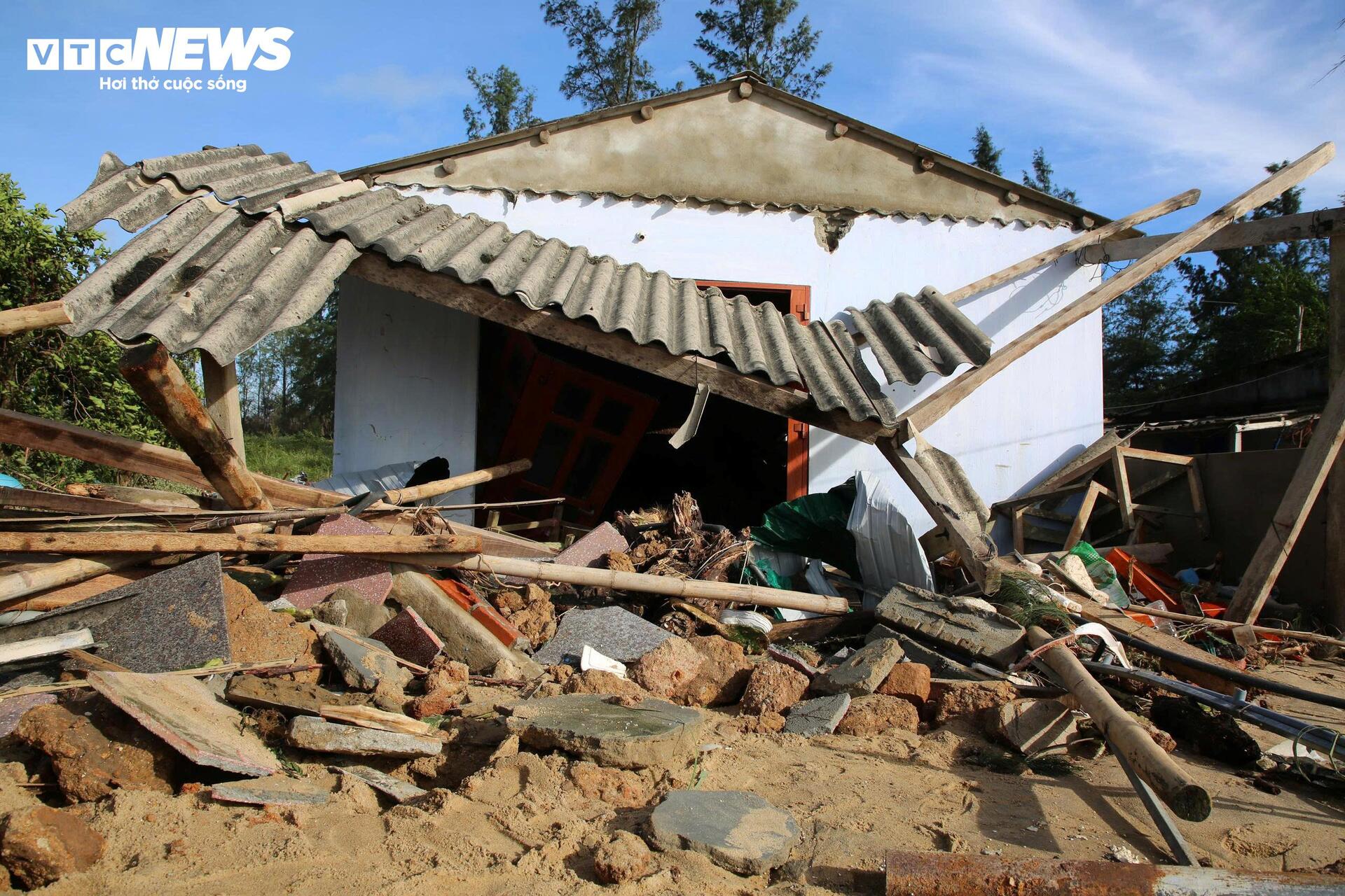 ទិដ្ឋភាពនៃការបំផ្លិចបំផ្លាញនៅភូមិឆ្នេរនៃខេត្ត Quang Ngai ក្រោយខ្យល់ព្យុះលេខ ១៣ - ៥
