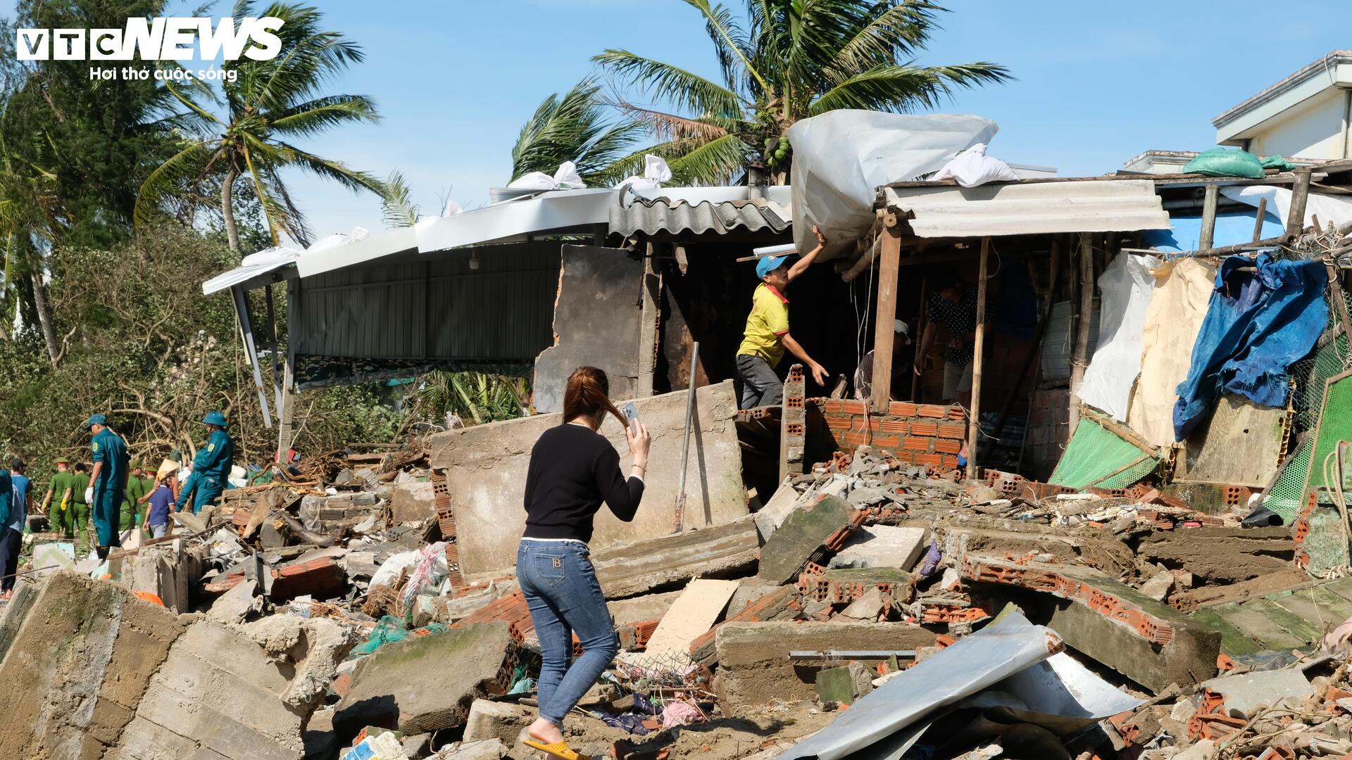 Cảnh đổ nát ở những ngôi làng ven biển Quảng Ngãi sau bão số 13 - 6