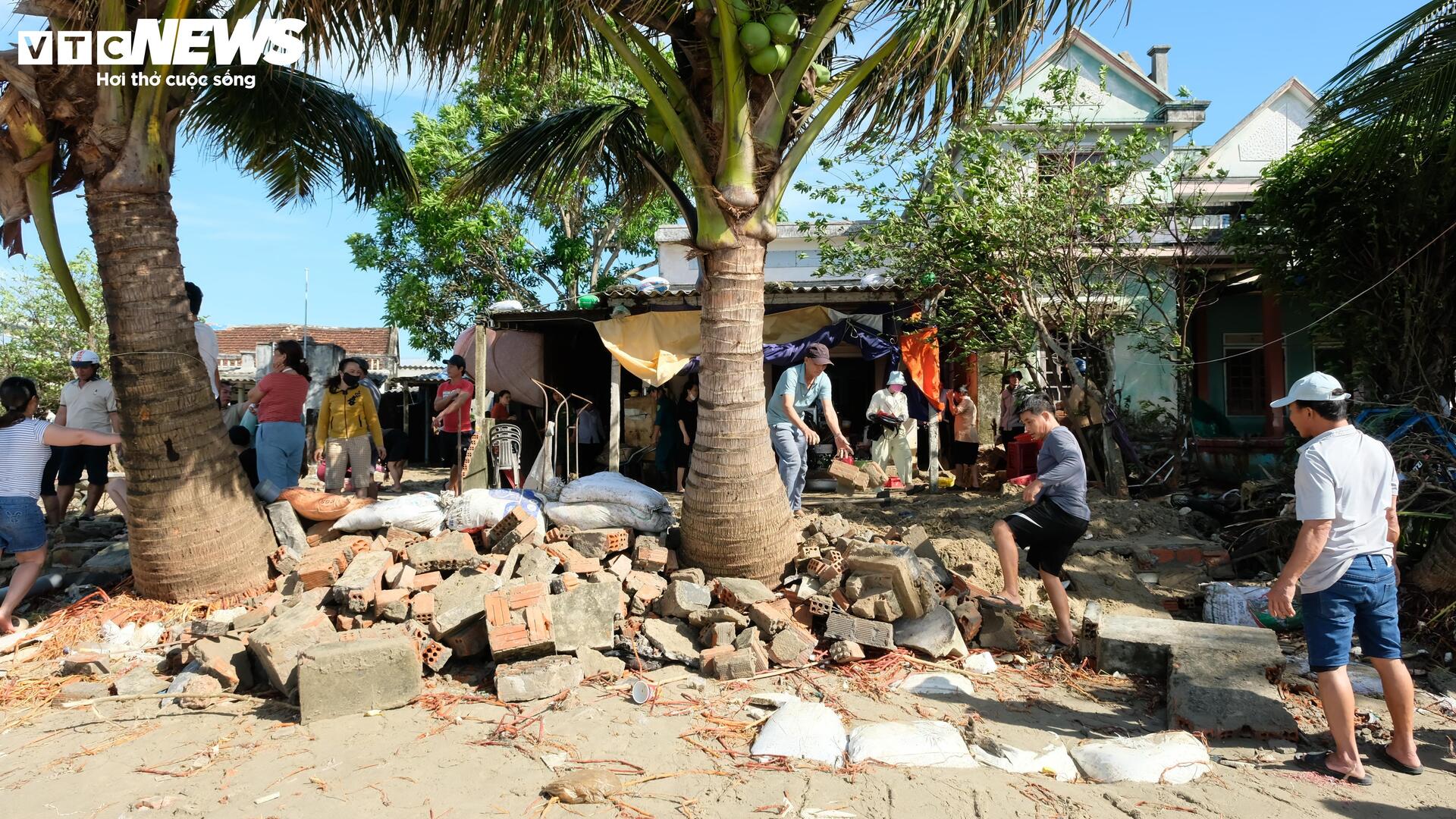 Cảnh đổ nát ở những ngôi làng ven biển Quảng Ngãi sau bão số 13 - 7