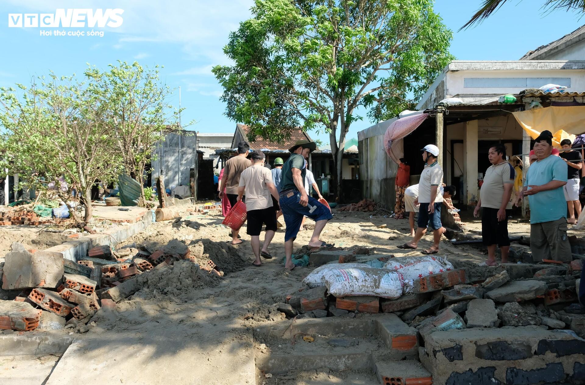 Cảnh đổ nát ở những ngôi làng ven biển Quảng Ngãi sau bão số 13 - 8