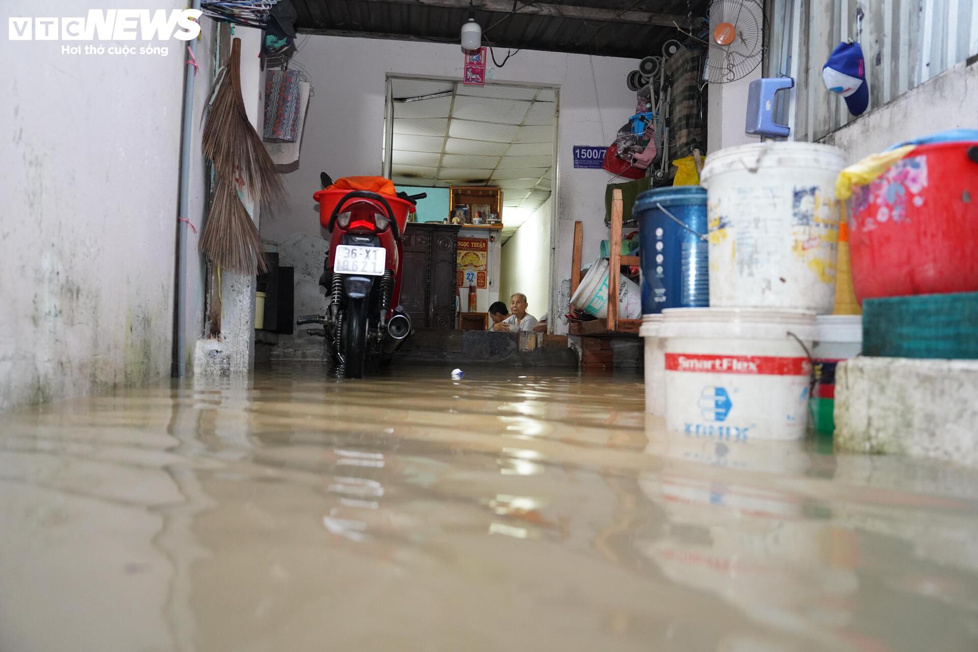 Triều cường đạt đỉnh lịch sử, người dân TP.HCM vật lộn trong biển nước - 6