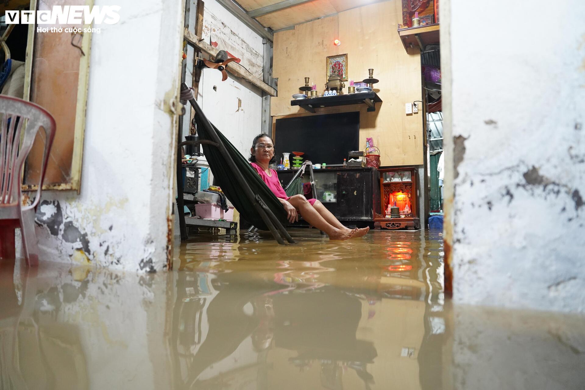 Triều cường đạt đỉnh lịch sử, người dân TP.HCM vật lộn trong biển nước - 7