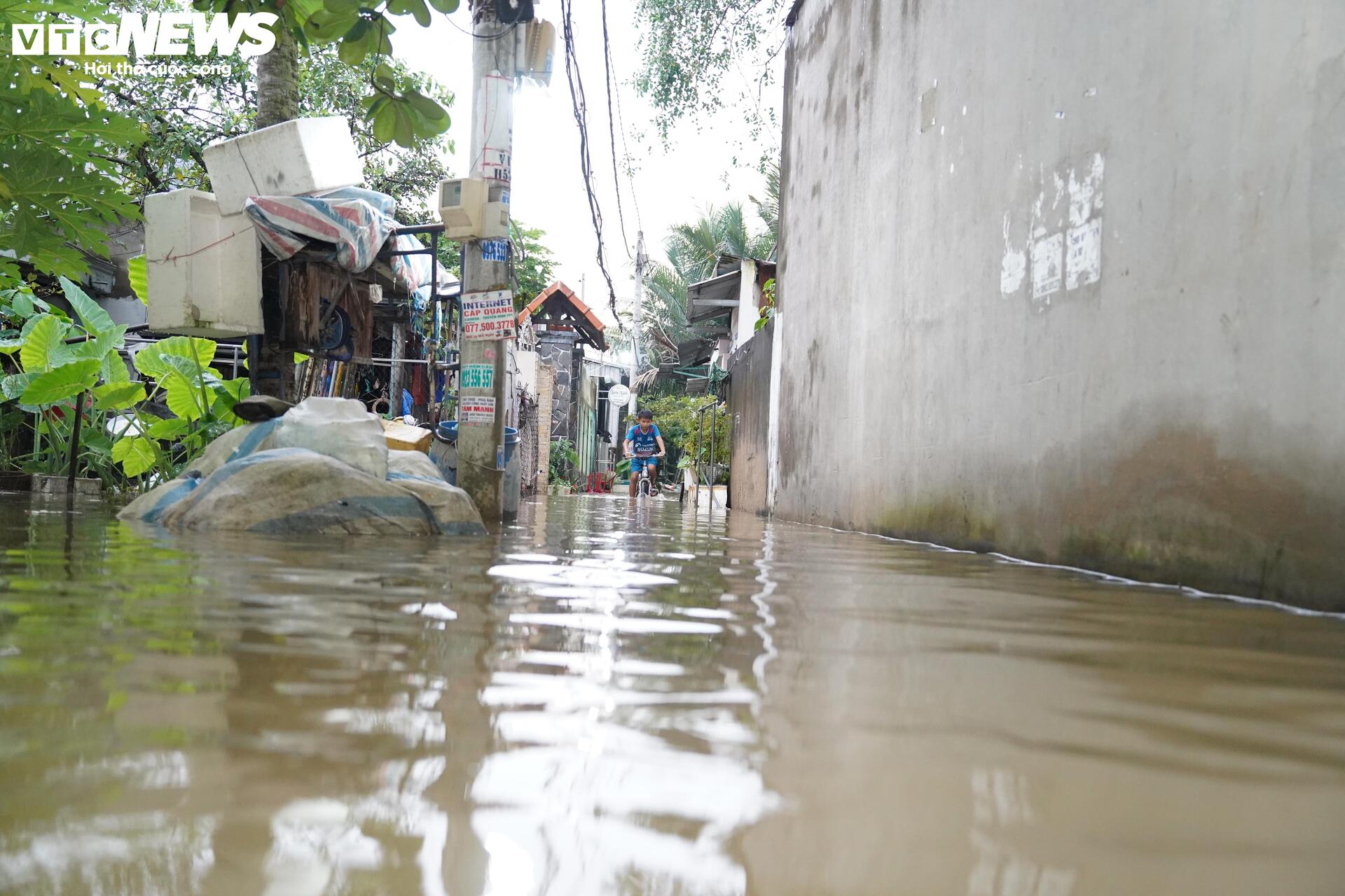 Triều cường đạt đỉnh lịch sử, người dân TP.HCM vật lộn trong biển nước - 5