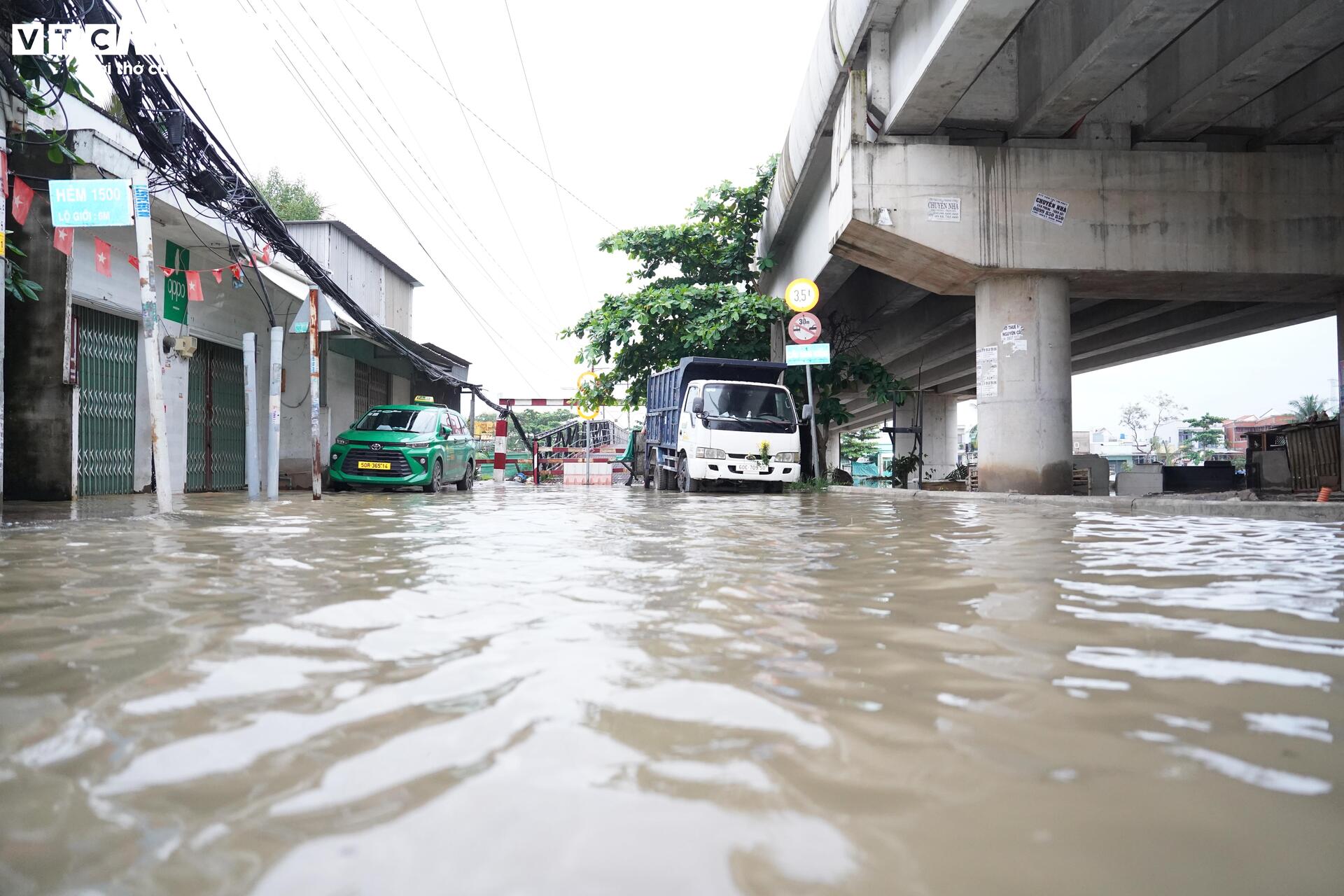 Triều cường đạt đỉnh lịch sử, người dân TP.HCM vật lộn trong biển nước - 4