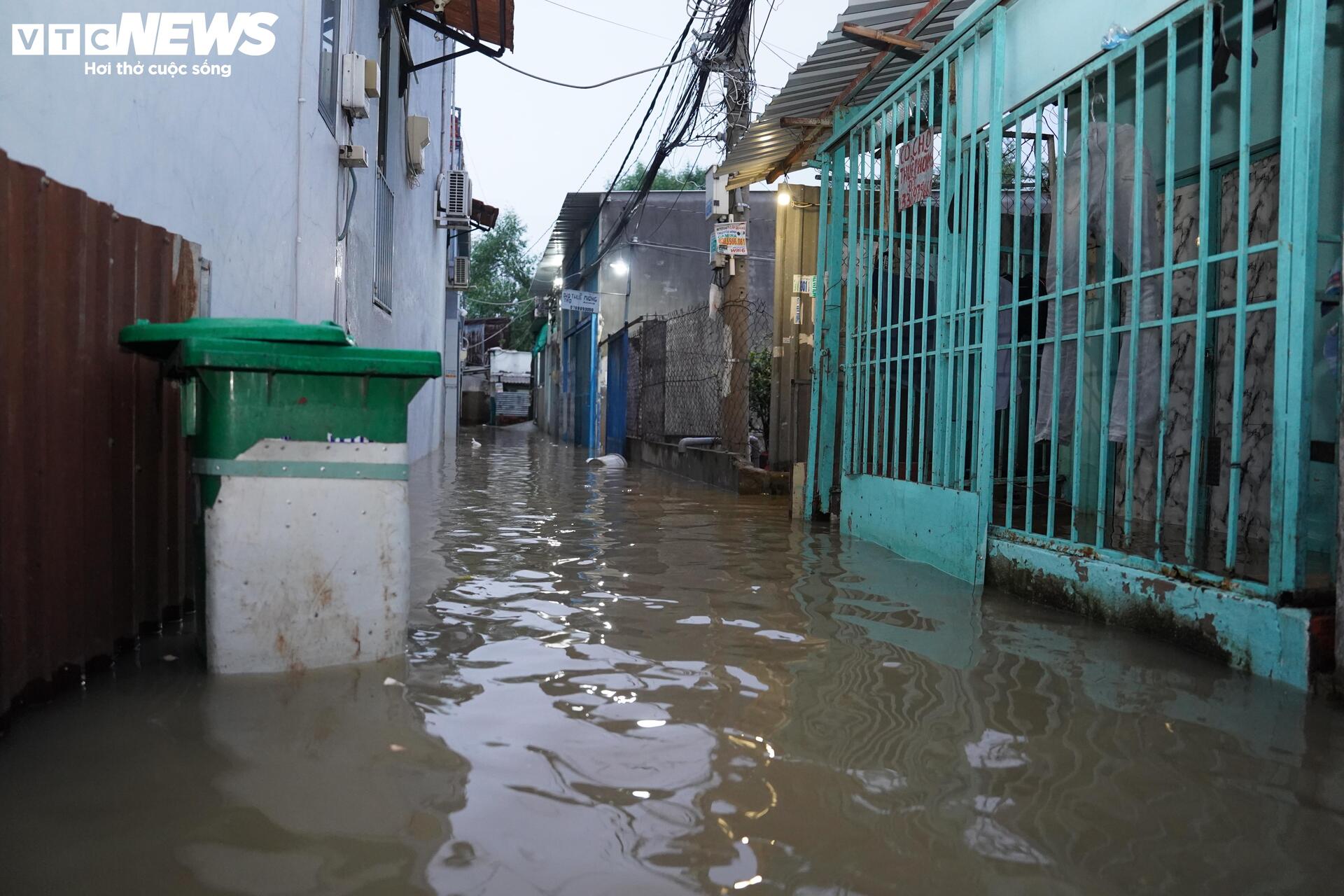 Triều cường đạt đỉnh lịch sử, người dân TP.HCM vật lộn trong biển nước - 9