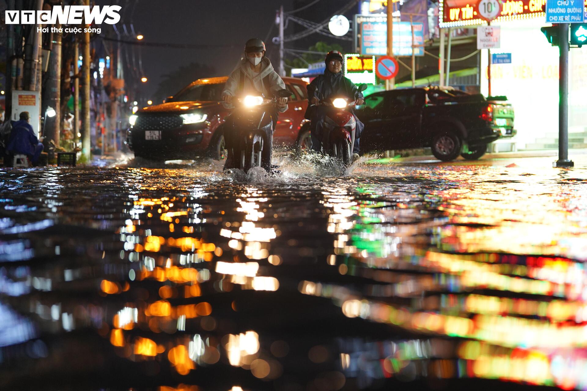 Triều cường đạt đỉnh lịch sử, người dân TP.HCM vật lộn trong biển nước - 13