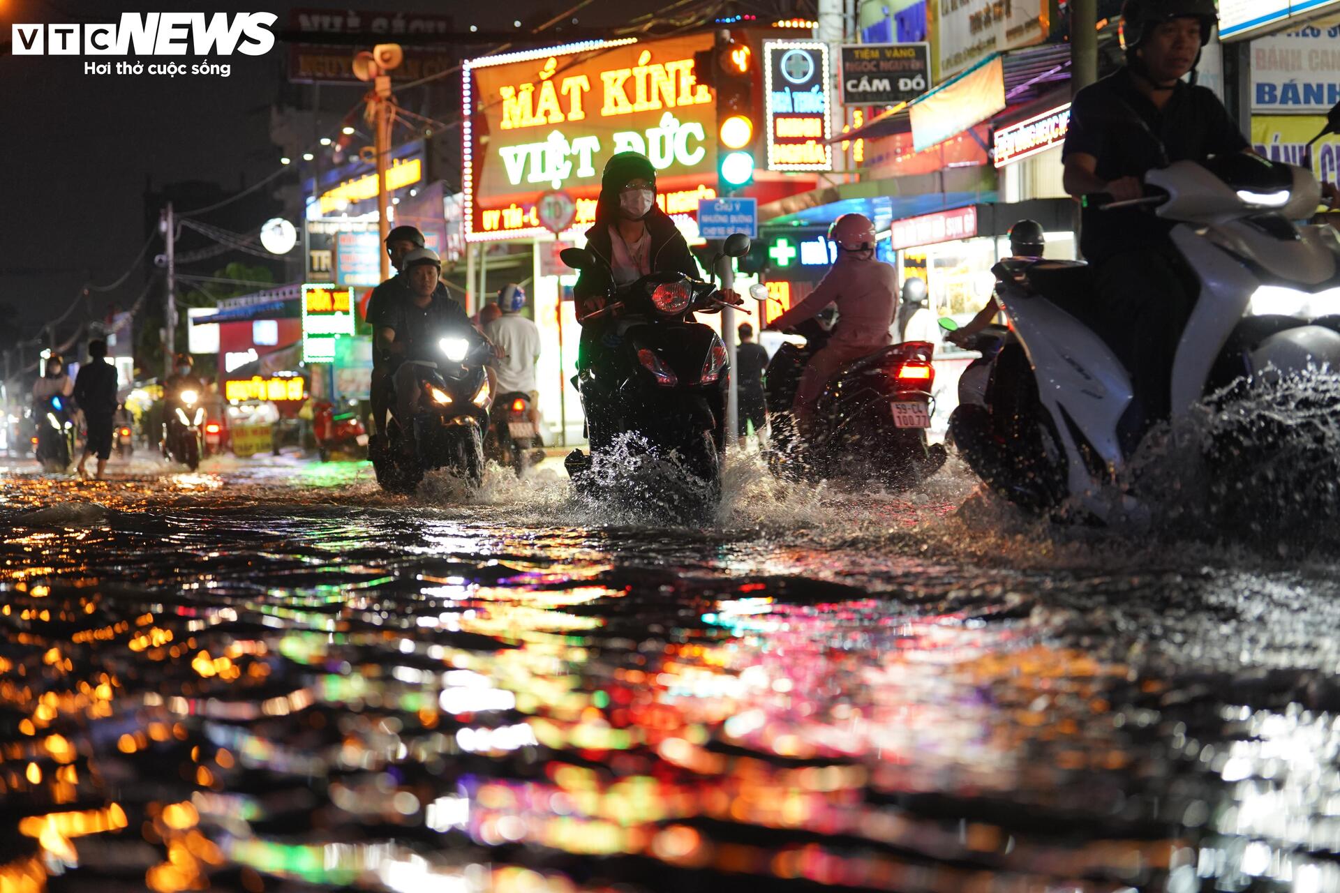 Triều cường đạt đỉnh lịch sử, người dân TP.HCM vật lộn trong biển nước - 14