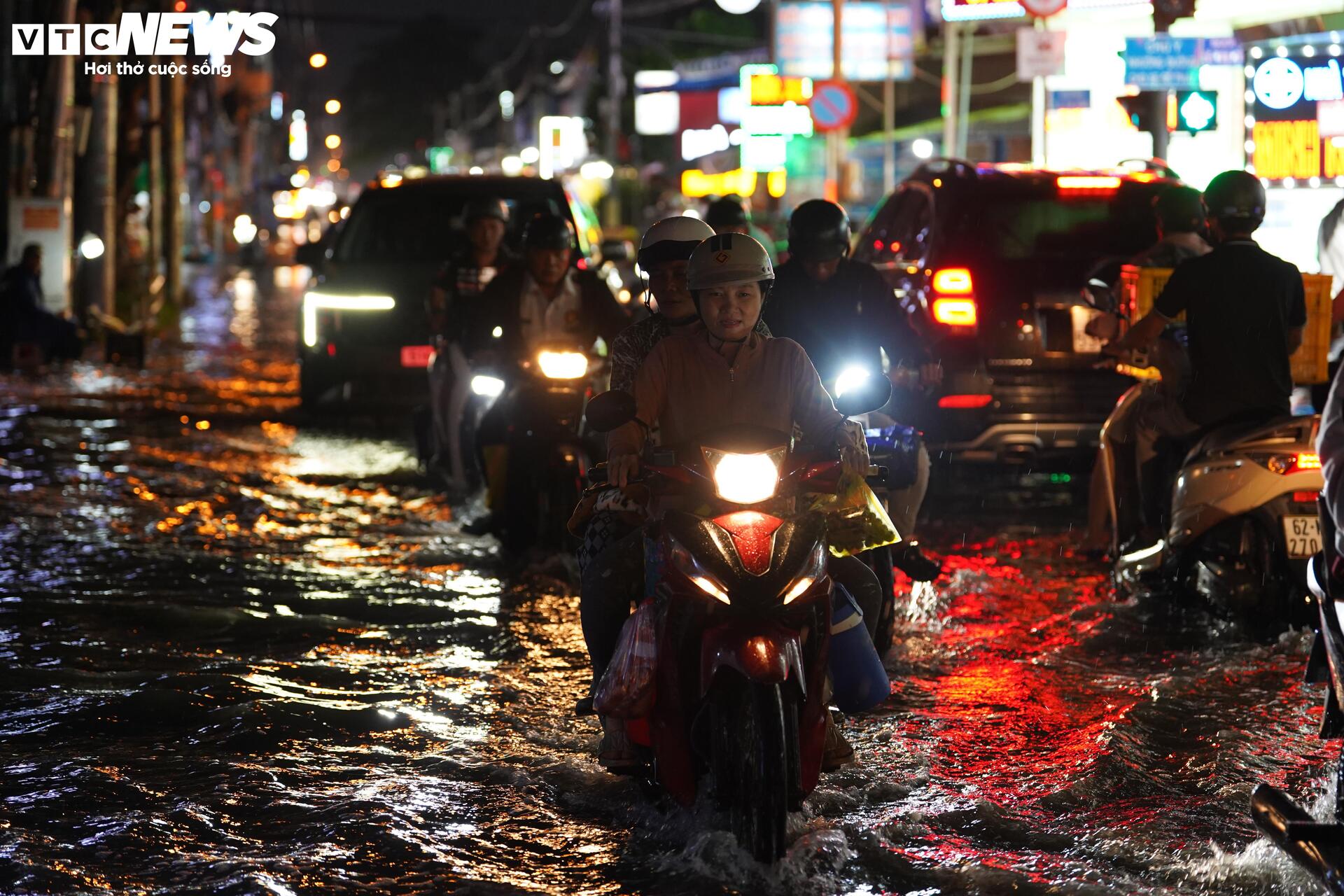Triều cường đạt đỉnh lịch sử, người dân TP.HCM vật lộn trong biển nước - 15