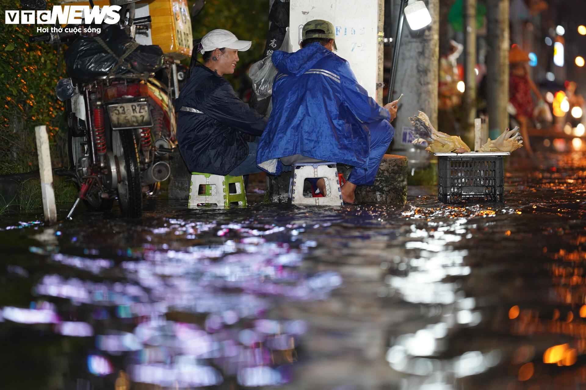 Triều cường đạt đỉnh lịch sử, người dân TP.HCM vật lộn trong biển nước - 11