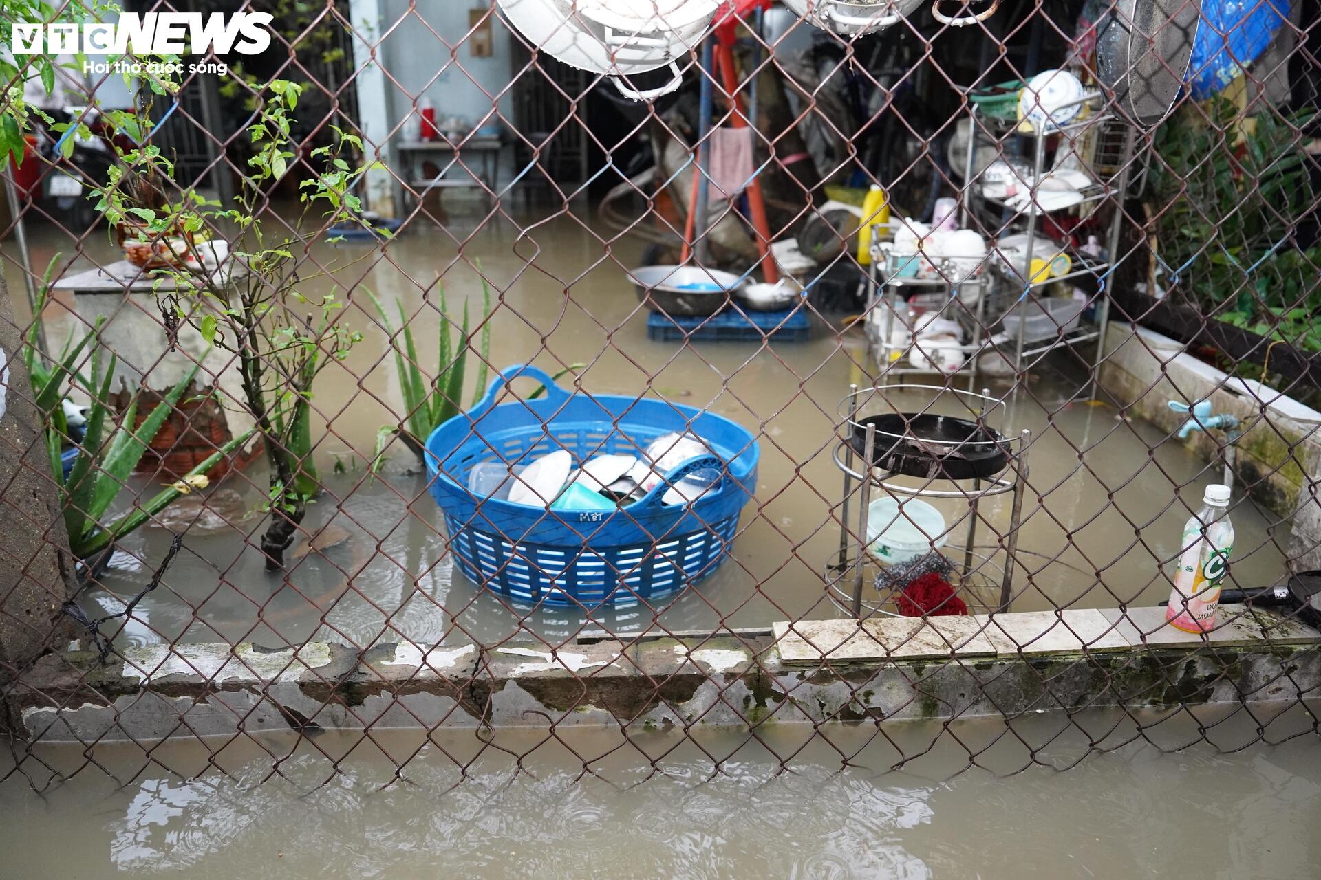 Triều cường đạt đỉnh lịch sử, người dân TP.HCM vật lộn trong biển nước - 3