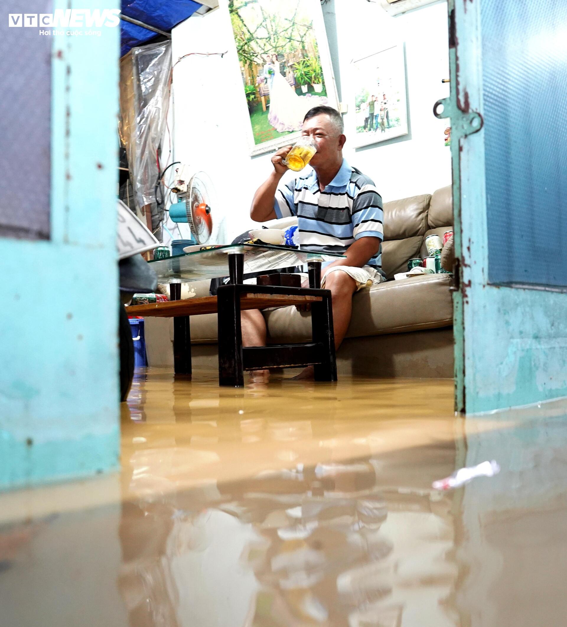 Triều cường đạt đỉnh lịch sử, người dân TP.HCM vật lộn trong biển nước - 2