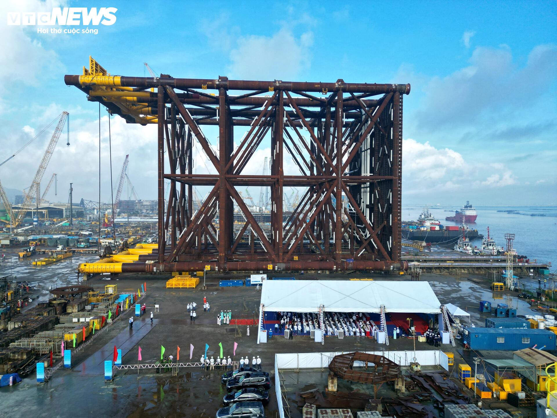 Ho Chi Minh Citys partisekreterare Tran Luu Quang arbetar med Petrovietnam Group - 8