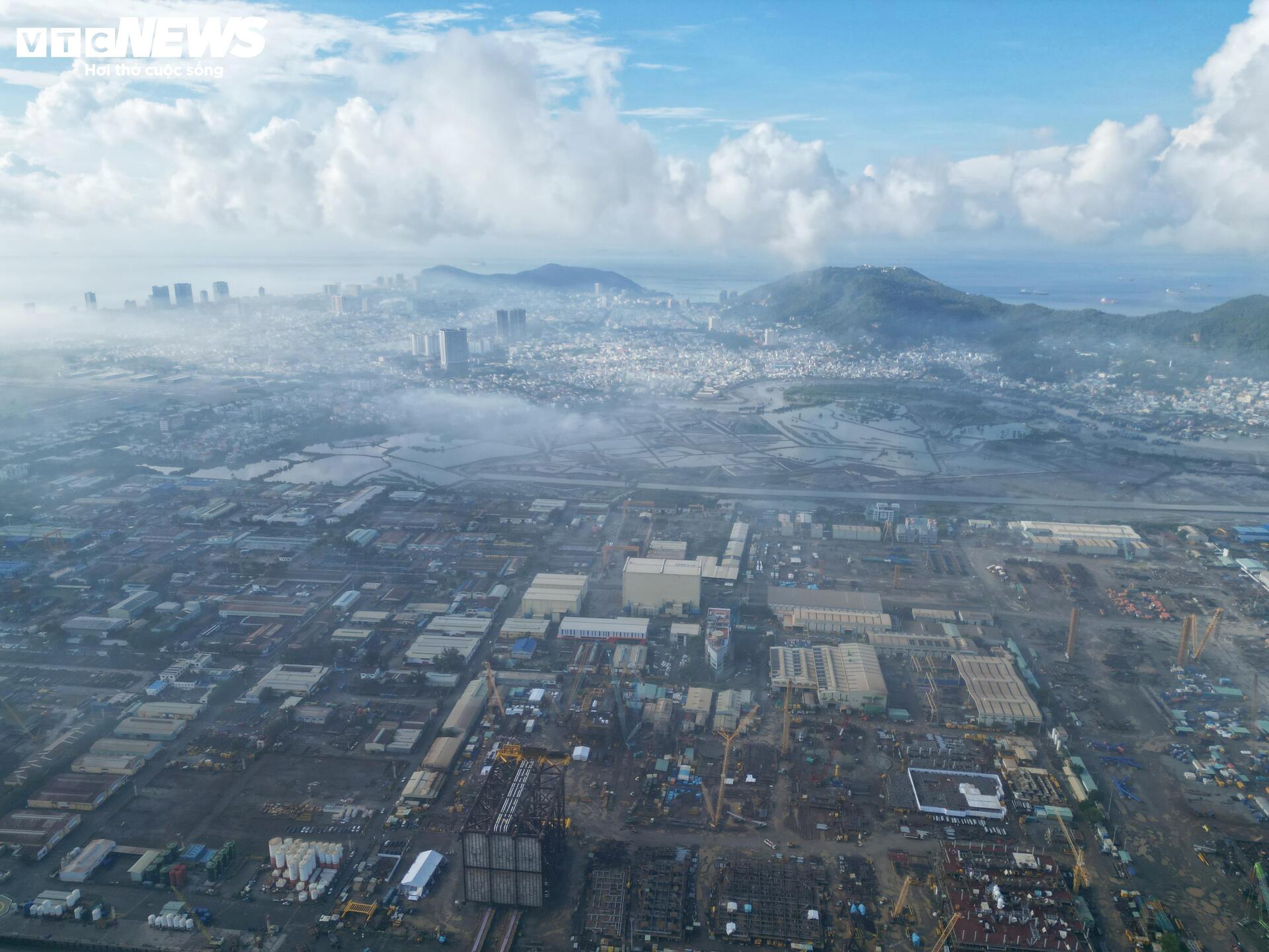 Ho Chi Minh Citys partisekreterare Tran Luu Quang arbetar med Petrovietnam Group - 11