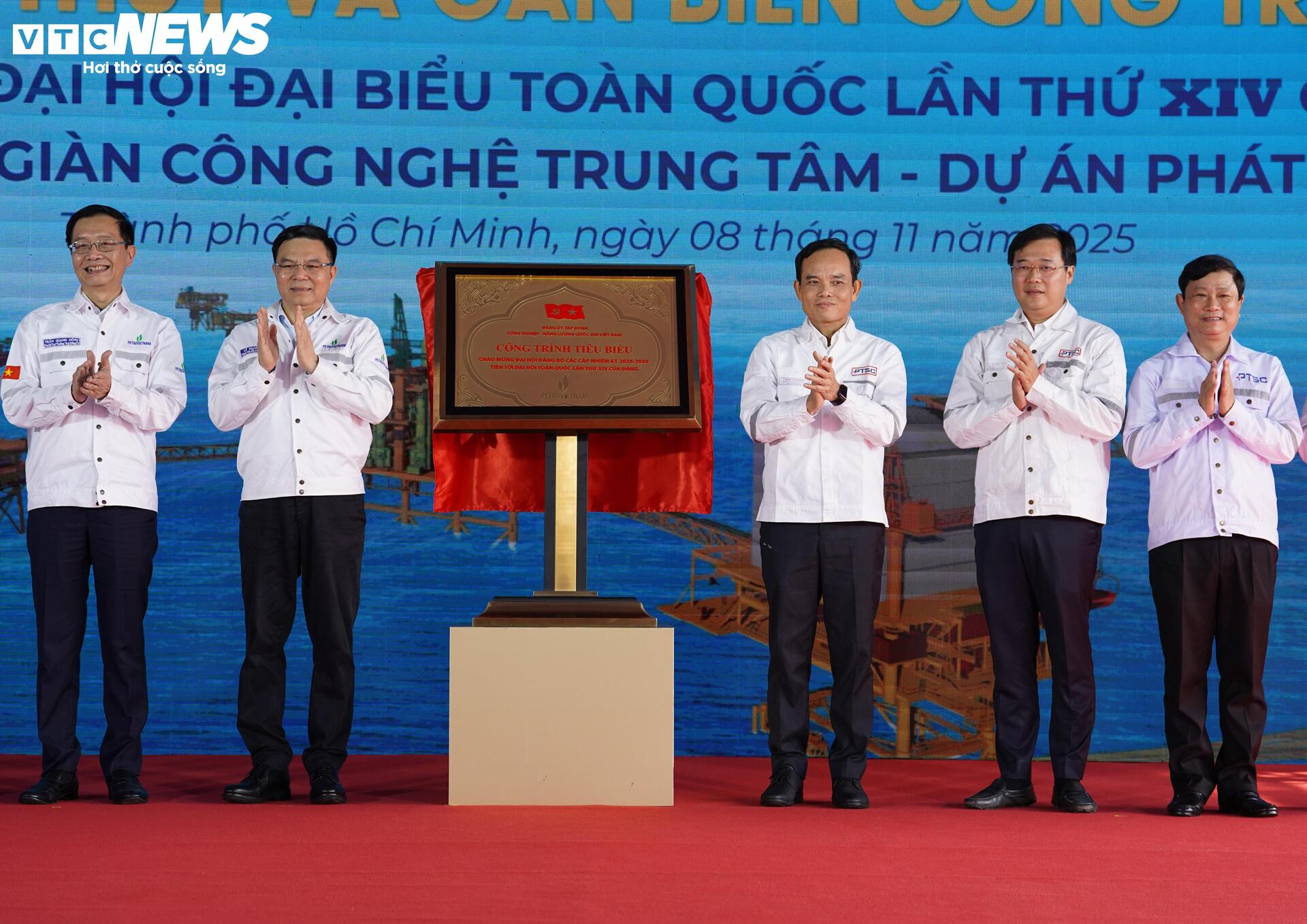 Ho Chi Minh Citys partisekreterare Tran Luu Quang arbetar med Petrovietnam Group - 4