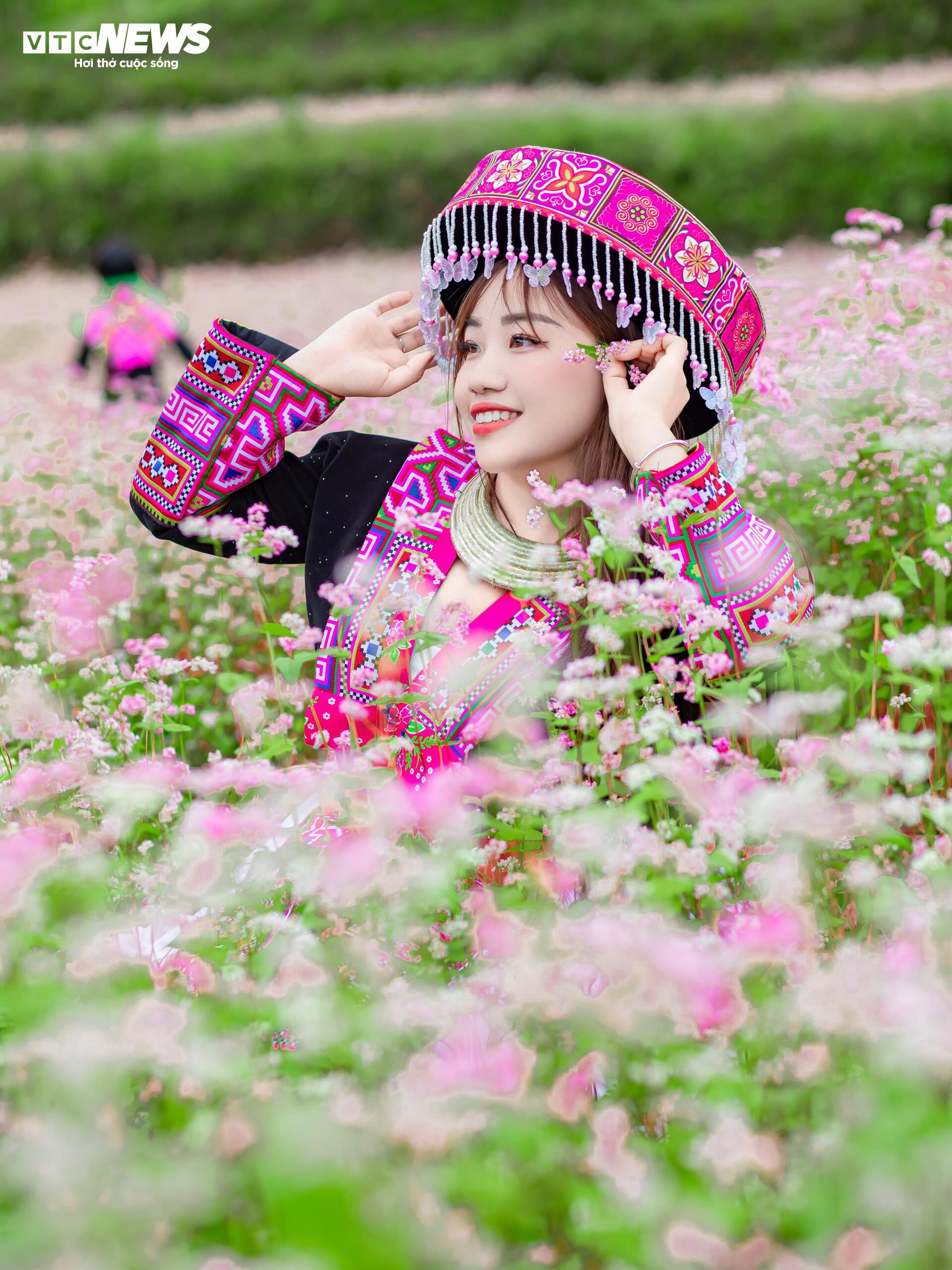 រដូវផ្ការីករីកពេញក្រមុំ នារីៗអញ្ជើញគ្នាទៅដុងវ៉ាន់ ស្វែងរករូបថតស្អាតៗ - ៤