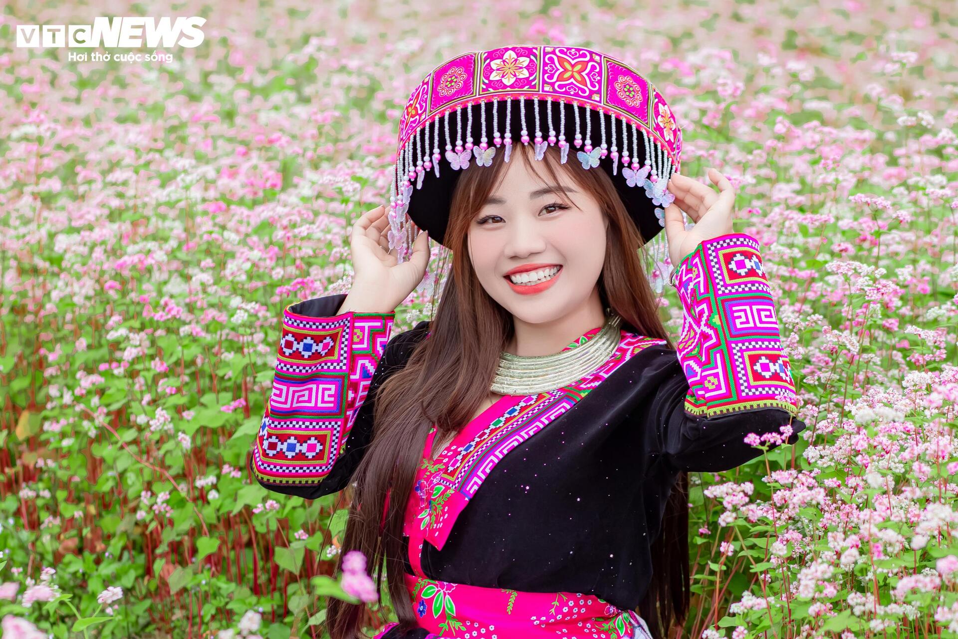 រដូវផ្ការីករីកពេញក្រមុំ នារីៗអញ្ជើញគ្នាទៅដុងវ៉ាន់ ដើម្បីស្វែងរករូបថតស្អាតៗ - ១០