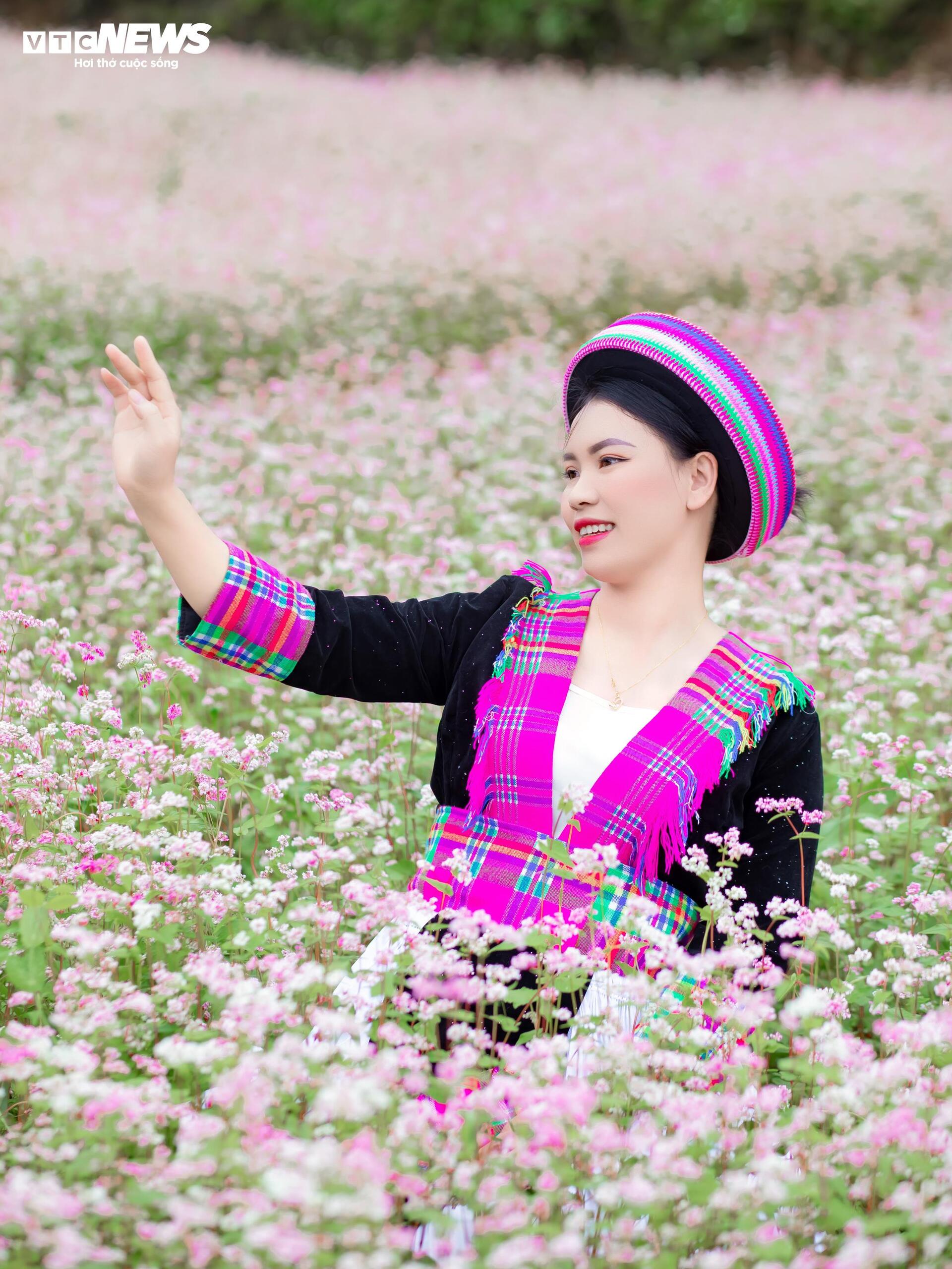 រដូវផ្ការីករីកពេញក្រមុំ នារីៗអញ្ជើញគ្នាទៅដុងវ៉ាន់ ប្រមាញ់រូបថតស្អាតៗ - ៦