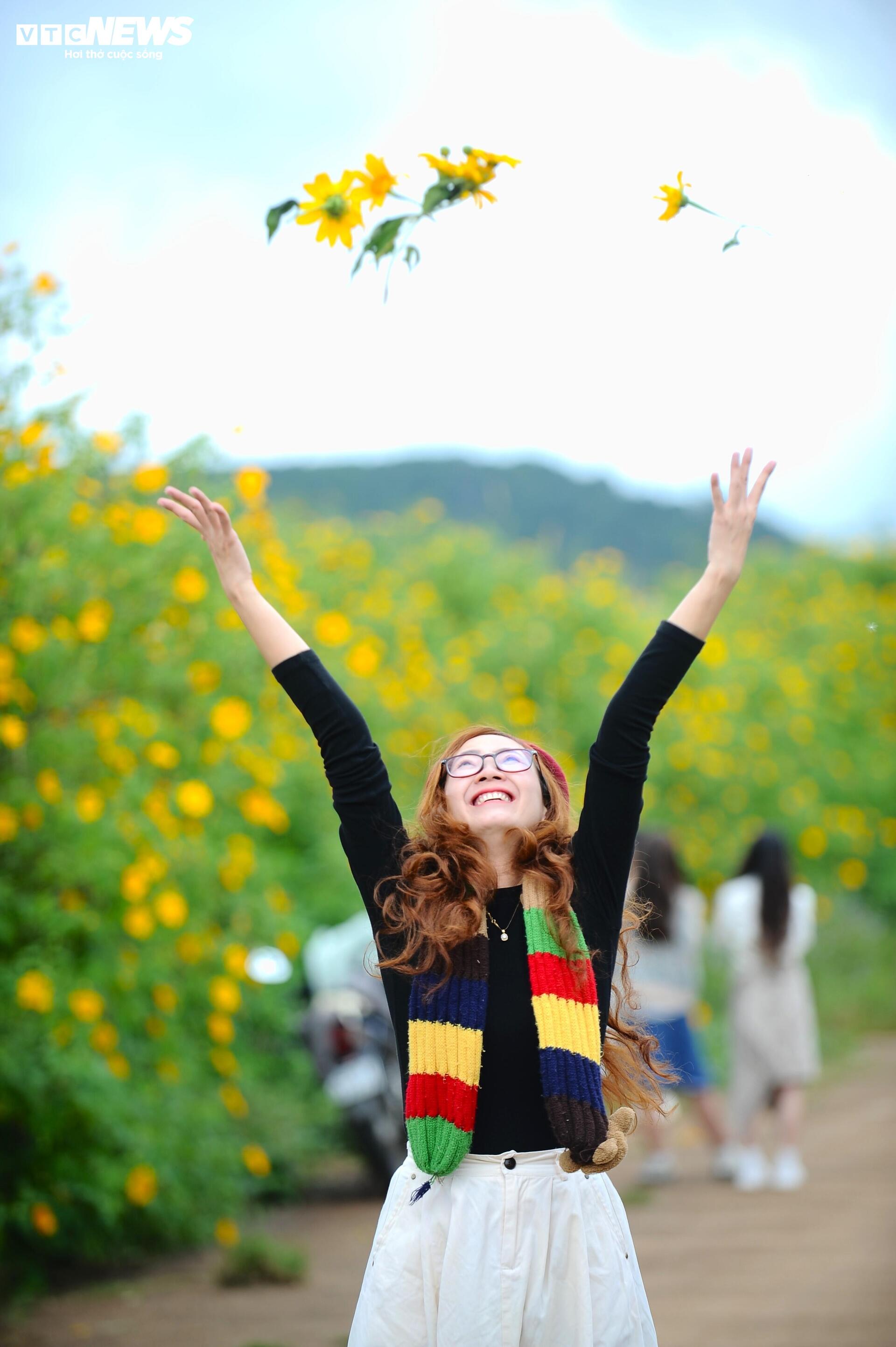 Divoké slunečnice barví horské město Da Lat na žluto v nejkrásnějším ročním období - 9