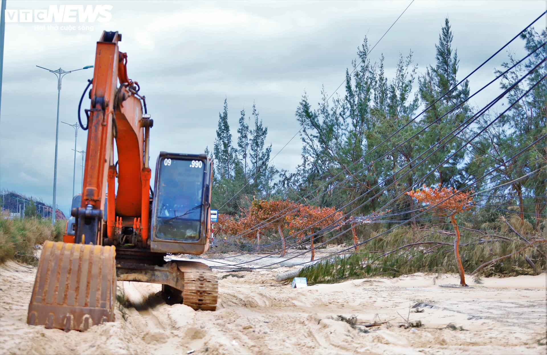 La liệt nhà xưởng vỡ vụn sau bão Kalmaegi, doanh nghiệp ở Gia Lai điêu đứng - 11