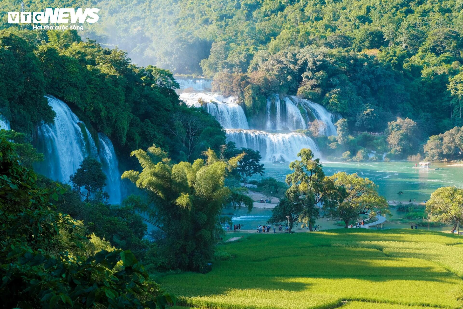 Vẻ hùng vĩ của thác nước lớn nhất Đông Nam Á vào mùa đẹp nhất trong năm - 1