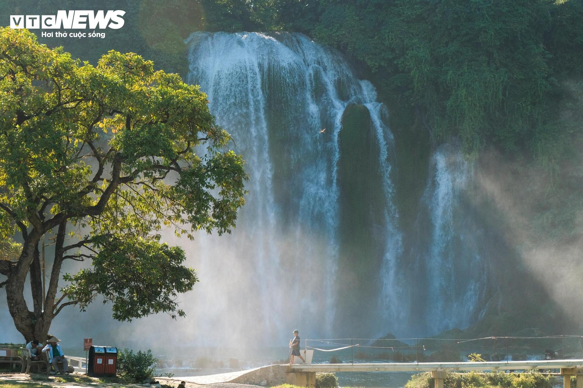 Vẻ hùng vĩ của thác nước lớn nhất Đông Nam Á vào mùa đẹp nhất trong năm - 2