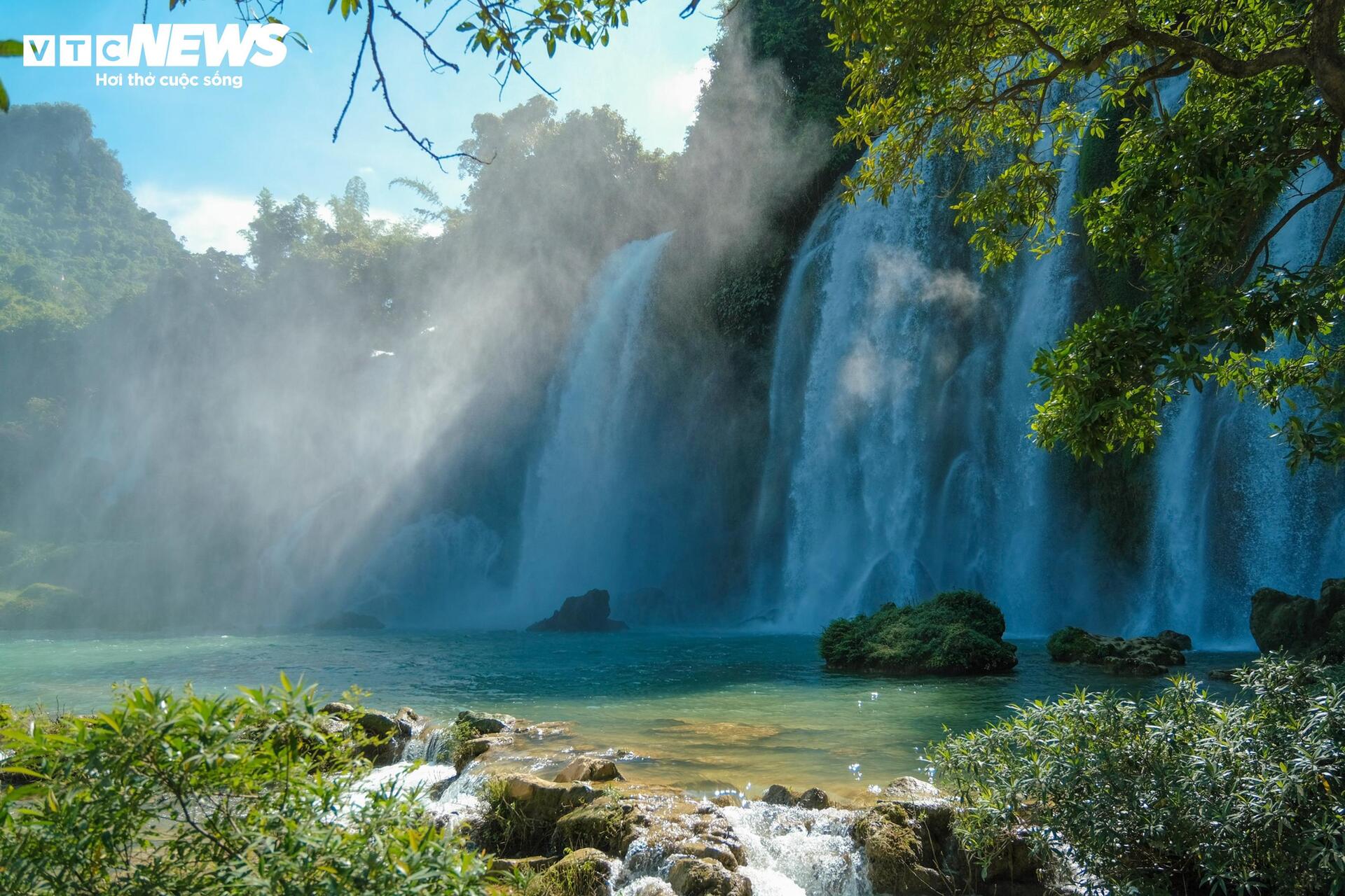 Vẻ hùng vĩ của thác nước lớn nhất Đông Nam Á vào mùa đẹp nhất trong năm - 4