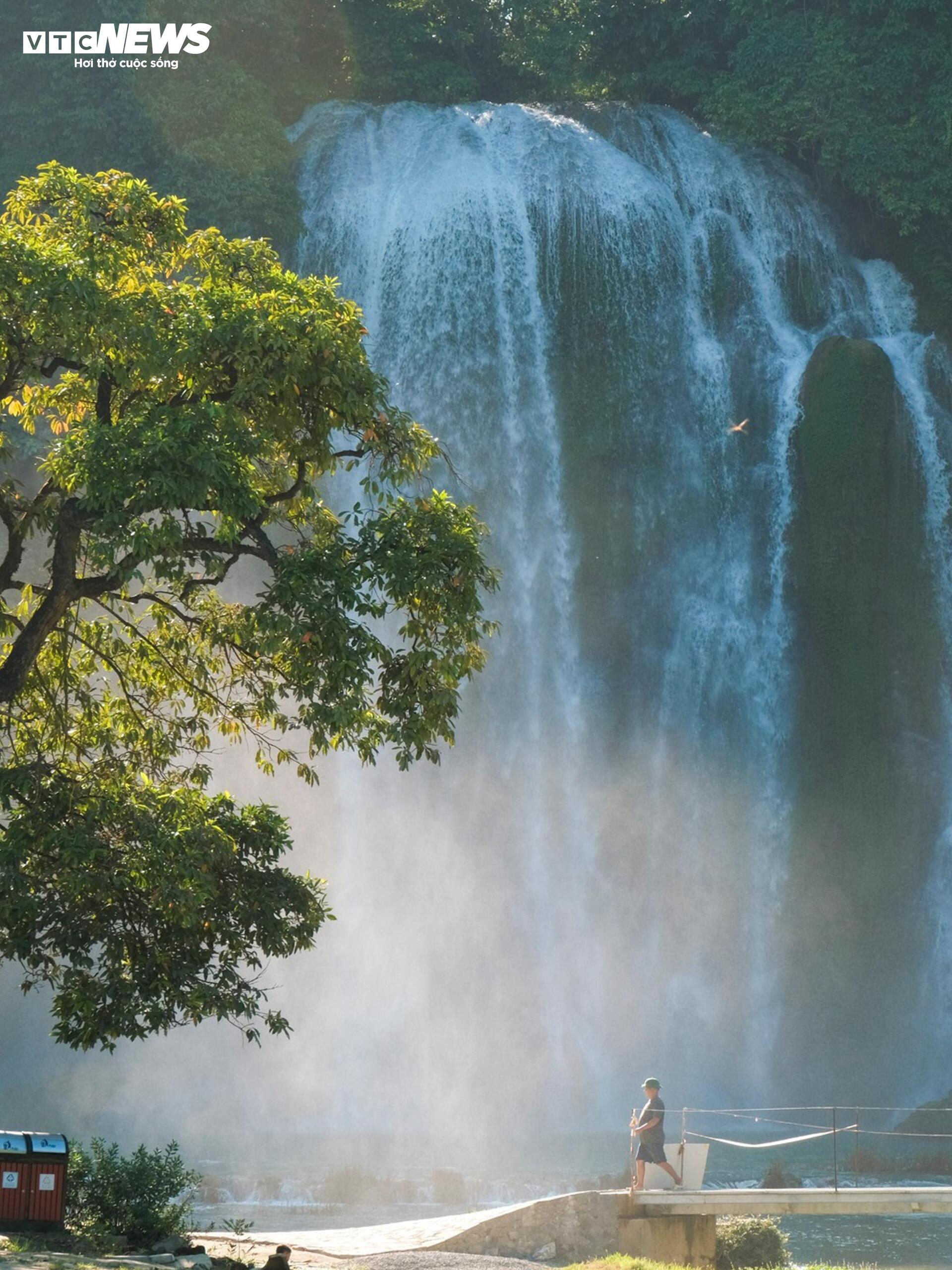 Vẻ hùng vĩ của thác nước lớn nhất Đông Nam Á vào mùa đẹp nhất trong năm - 5
