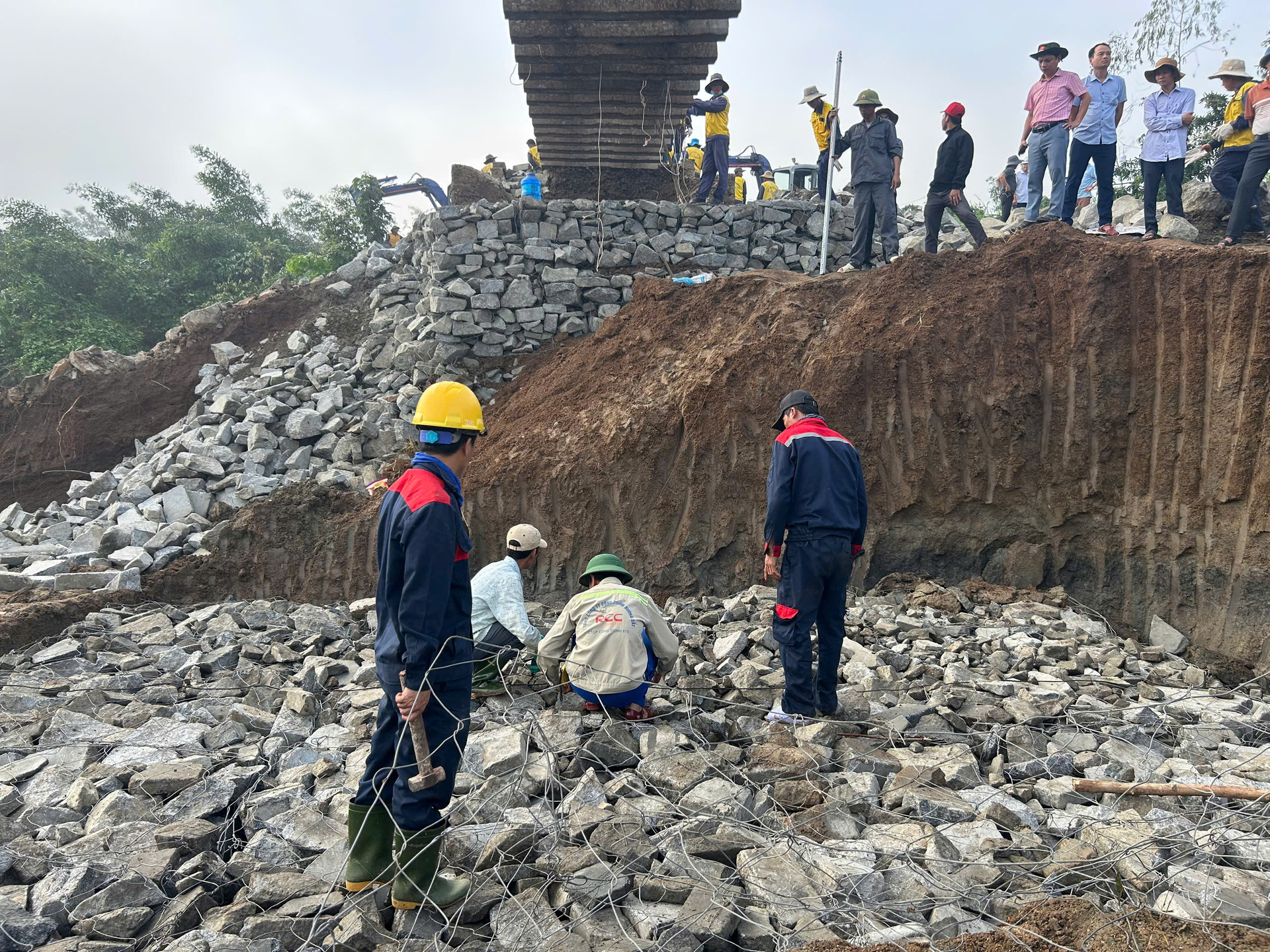 Các đơn vị thi công đang khắc phục sự cố sạt lở đường ray.