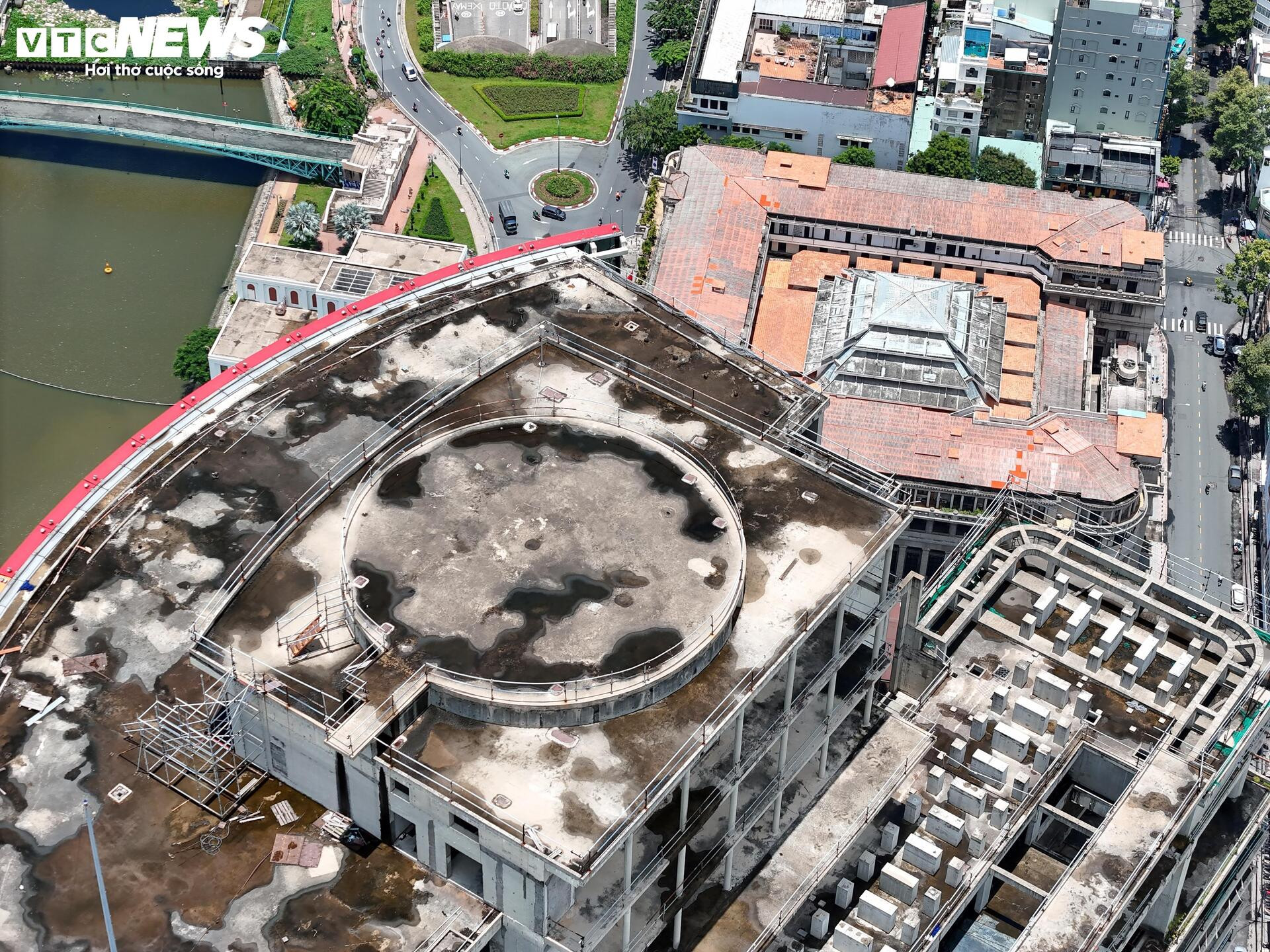 'हीरे' जैसी स्थिति वाली उस ऊँची इमारत का नज़दीक से दृश्य, जिसमें ट्रुओंग माई लैन ने निवेश जारी रखने का अनुरोध किया था - 5