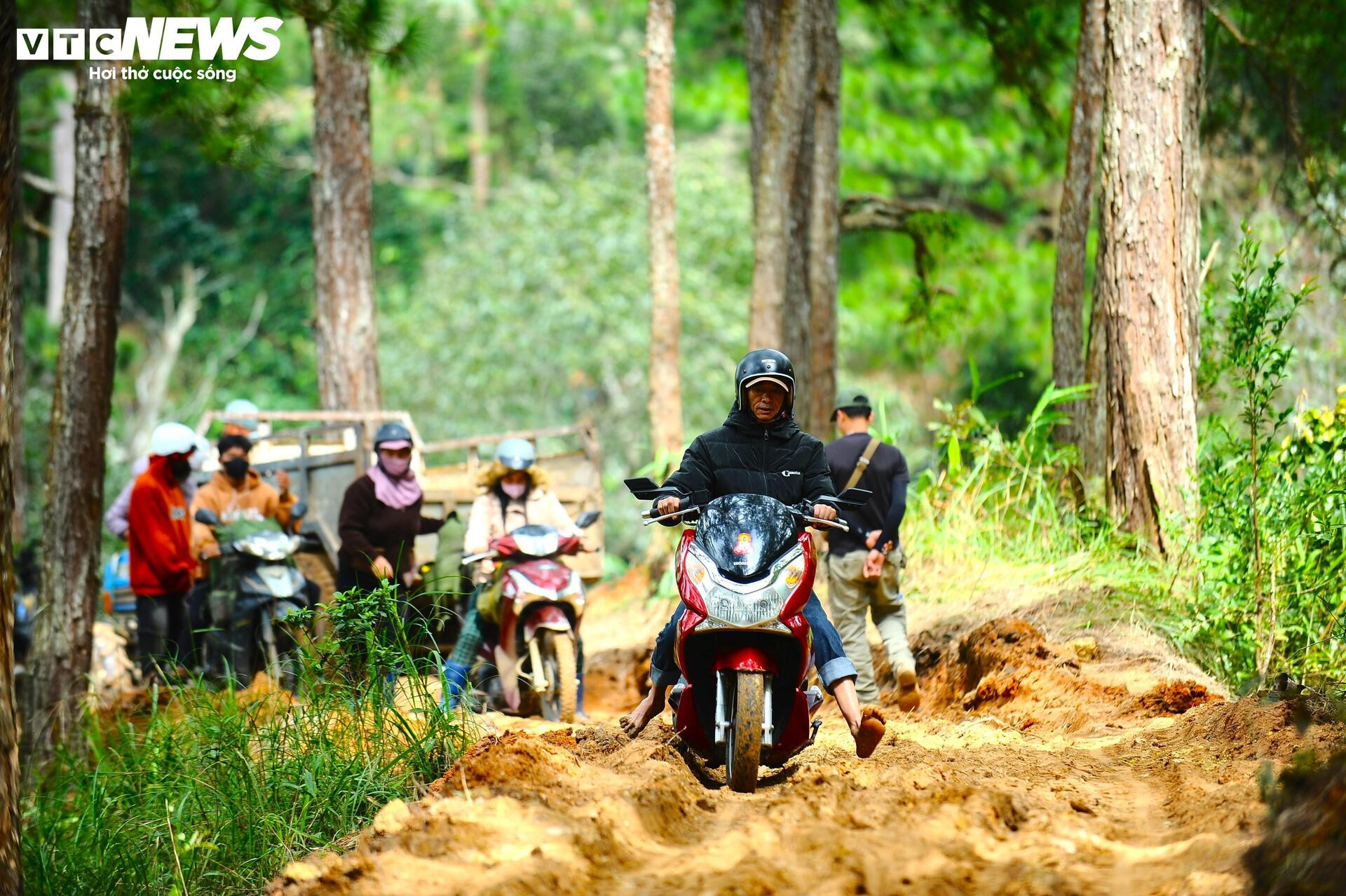 Gian nan mở đường tạm qua cung đèo D'ran bị sạt lở ở Lâm Đồng - 5