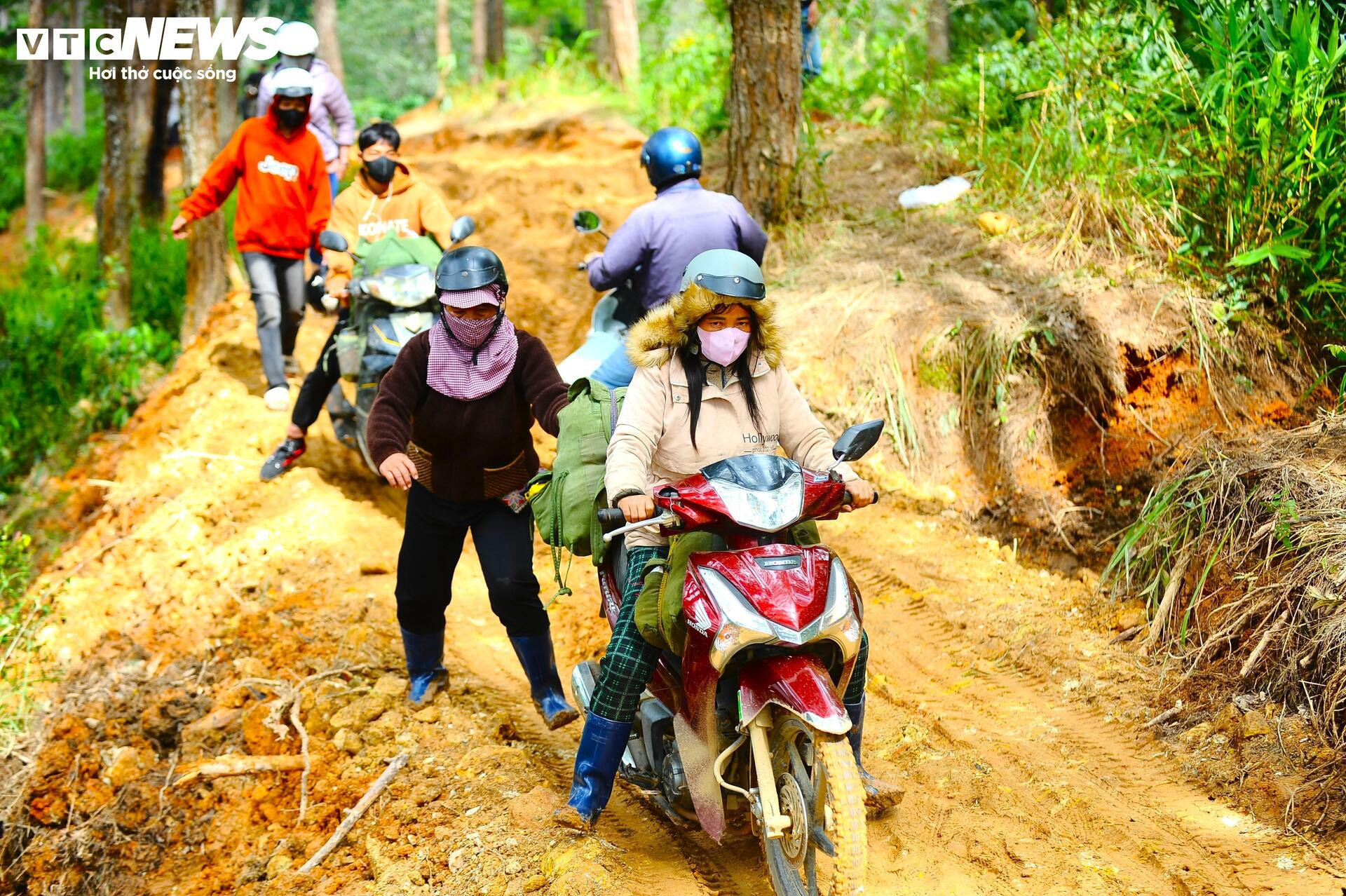 Gian nan mở đường tạm qua cung đèo D'ran bị sạt lở ở Lâm Đồng - 15