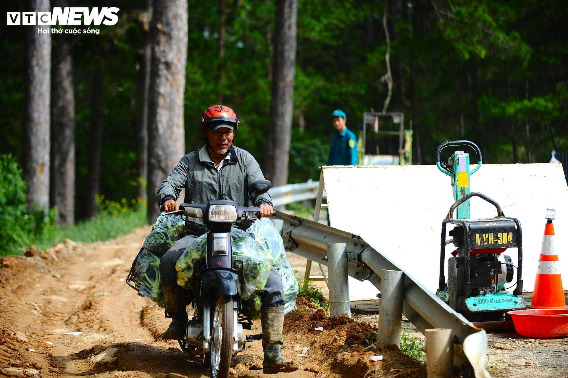 Gian nan mở đường tạm qua cung đèo D'ran bị sạt lở ở Lâm Đồng - 6