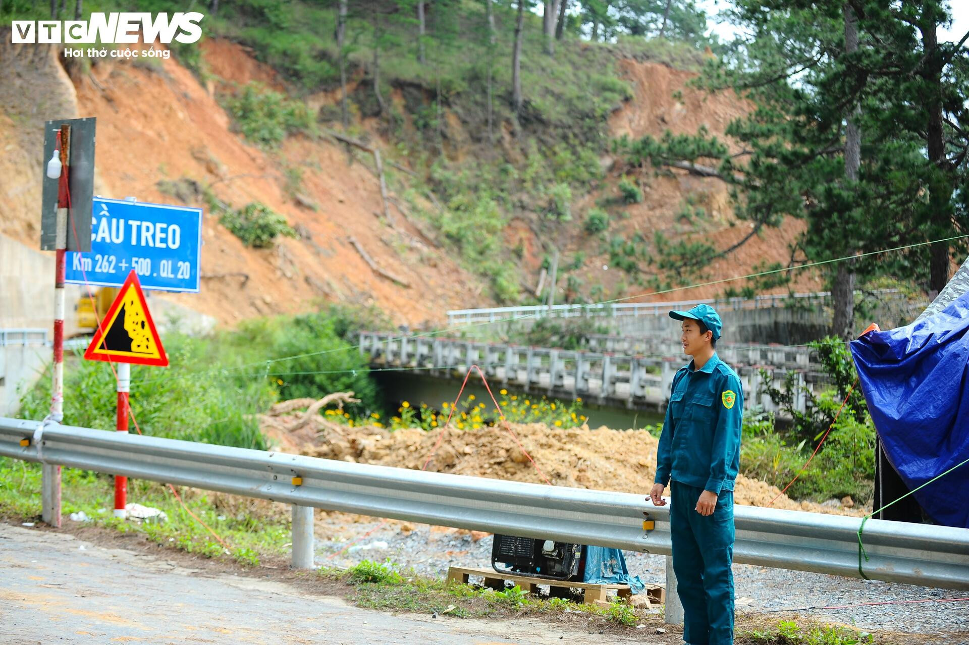 Gian nan mở đường tạm qua cung đèo D'ran bị sạt lở ở Lâm Đồng - 2