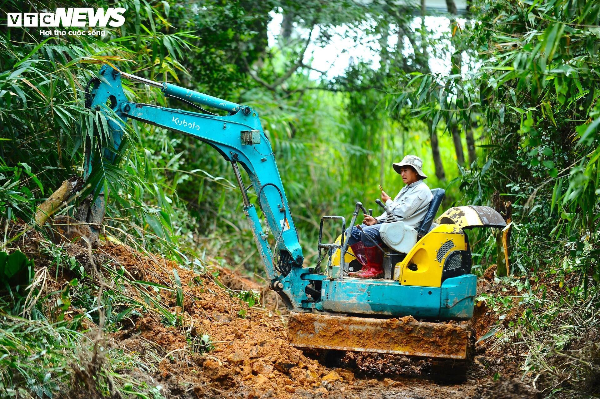 Gian nan mở đường tạm qua cung đèo D'ran bị sạt lở ở Lâm Đồng - 12